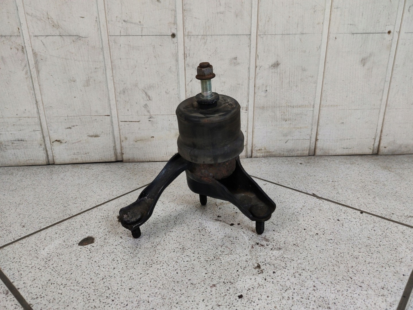 engine mount left side Toyota Sienna 3 2011