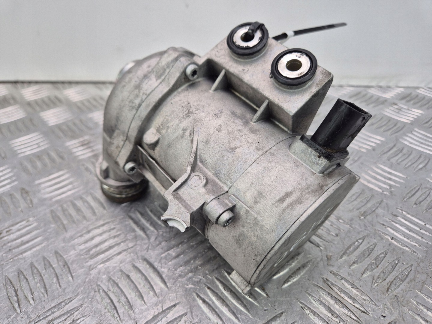 BMW 3 E92 E93 325i water pump 7586924 N52B25AF
