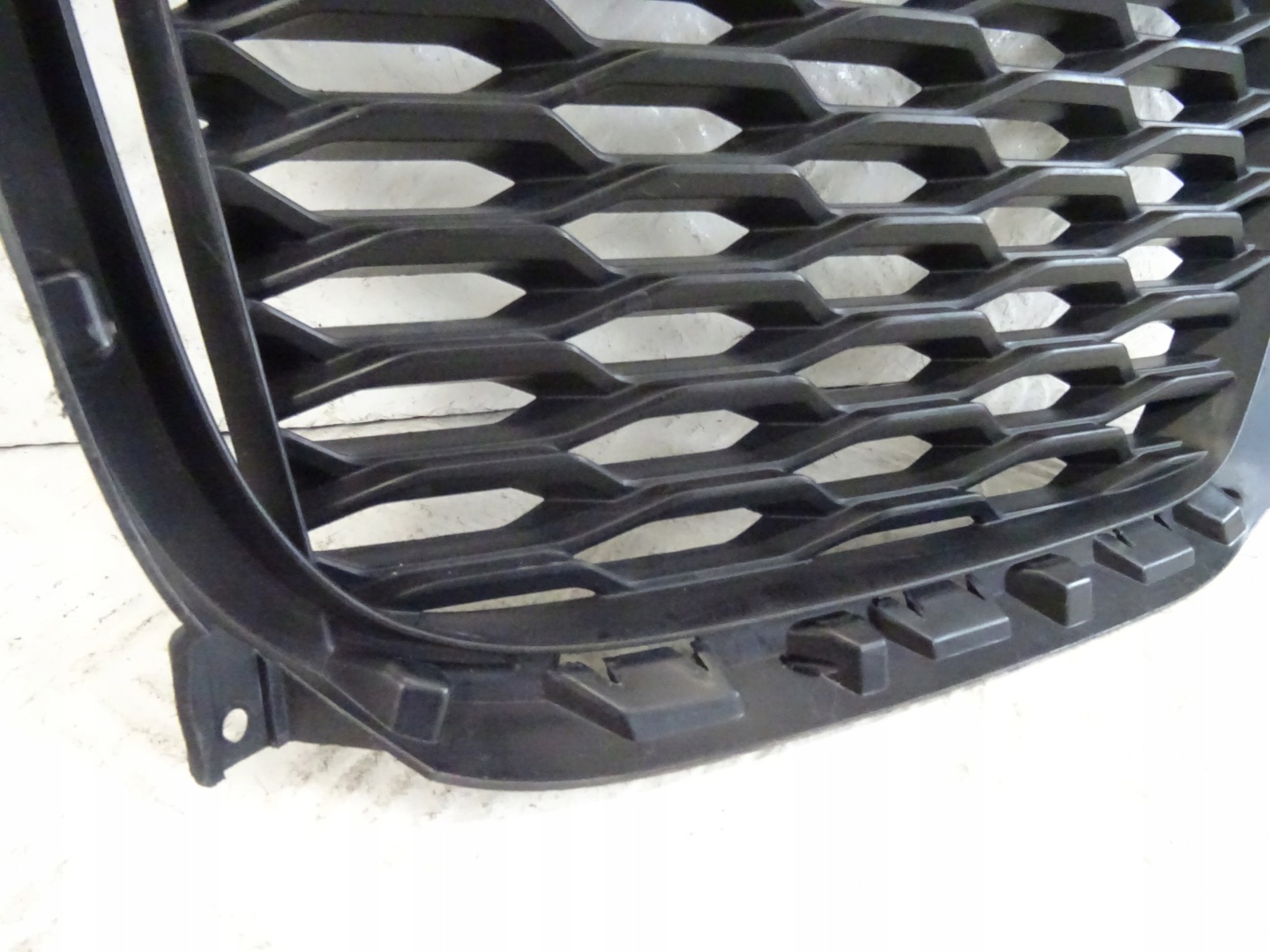 grid of a bumper front front left JAGUAR E-PACE X540 J9C3-15A299-C
