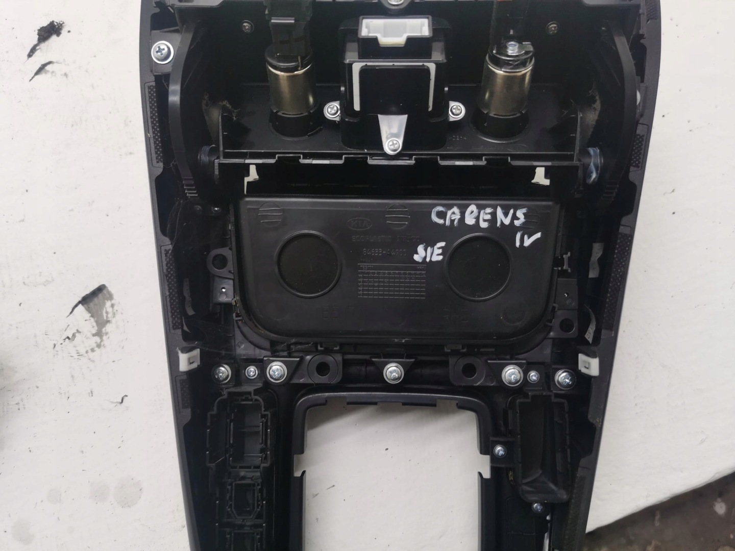 TUNEL mitte KIA CARENS IV 13-19 84633-A4900 EU