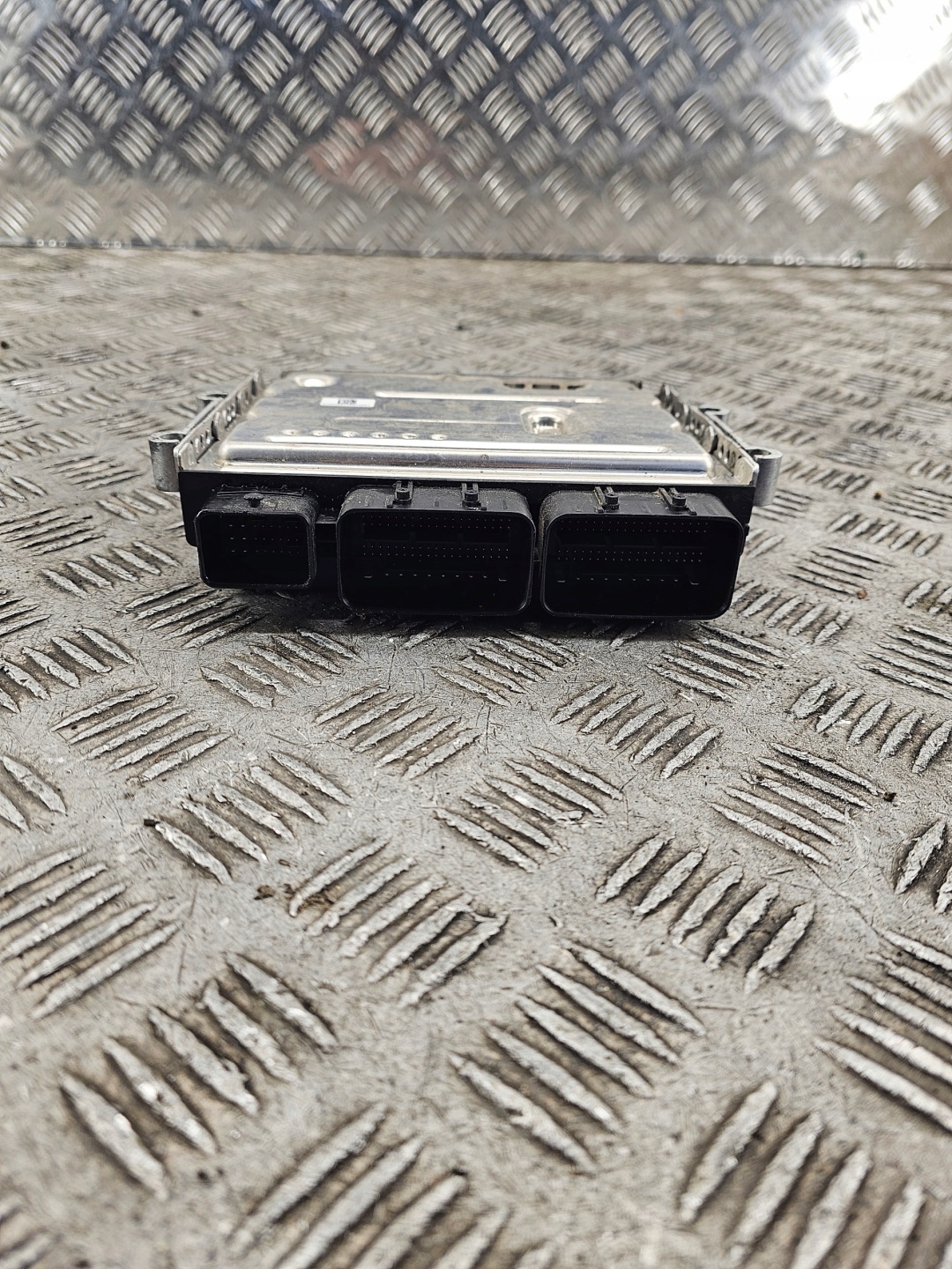 computer control unit of the engine RENAULT TRAFIC 2.0 20R 237104330S