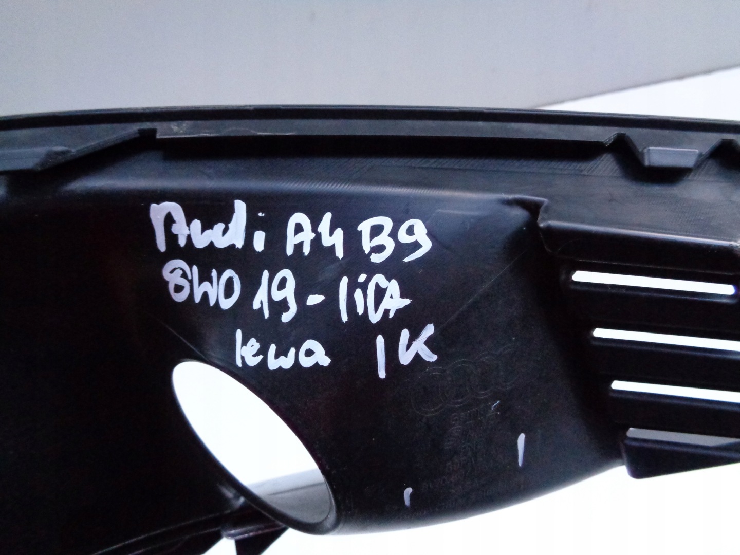 grid of a bumper left AUDI A4 B9 8W 8W0 19- LIFT