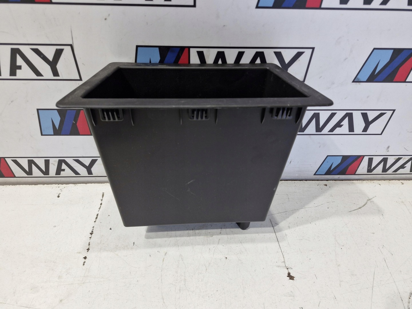 7331419 BMW X1 F48 side passenger compartment WNEKI boot