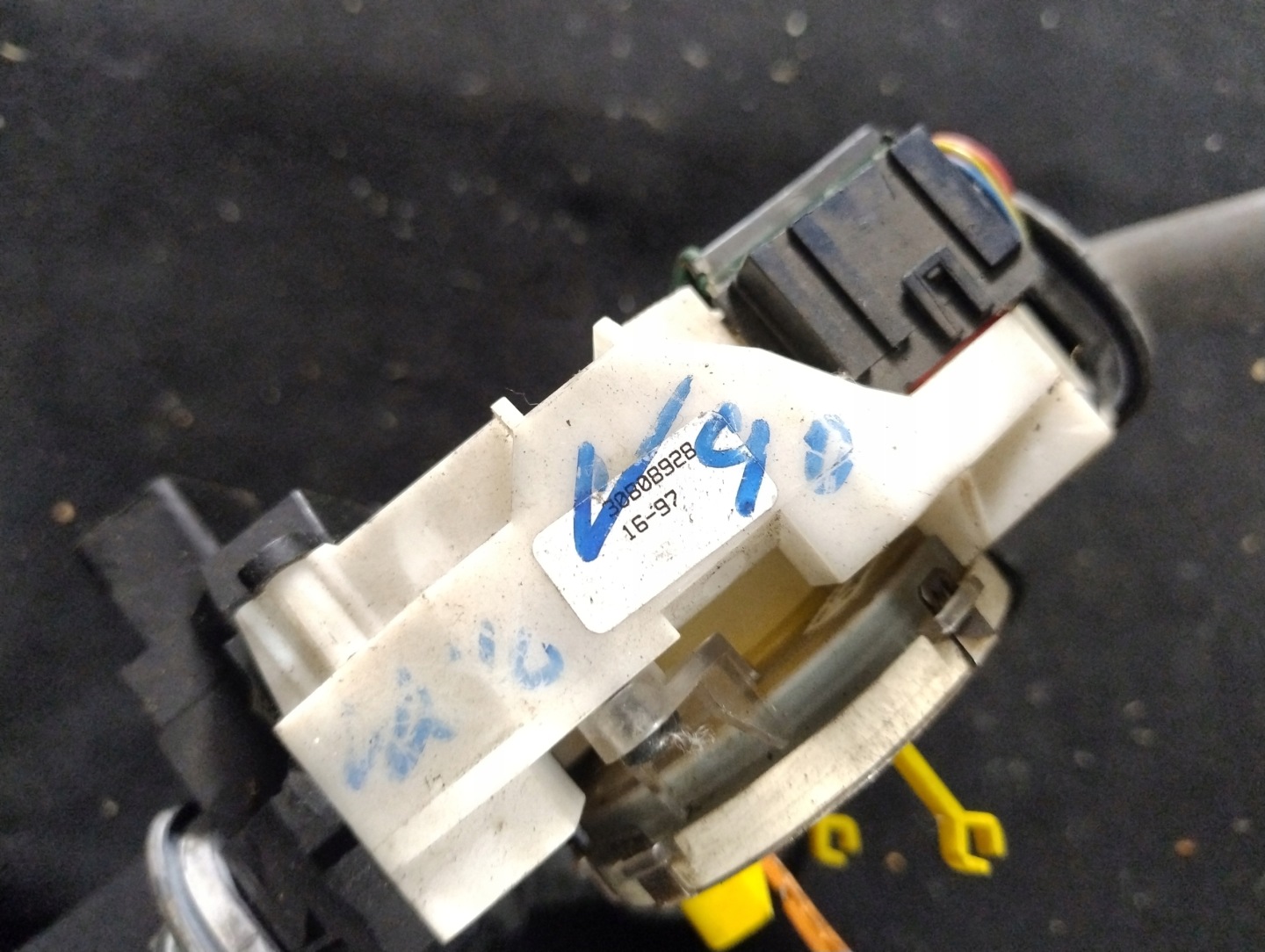 steering wheel levers and controls ring Volvo V40 30808928