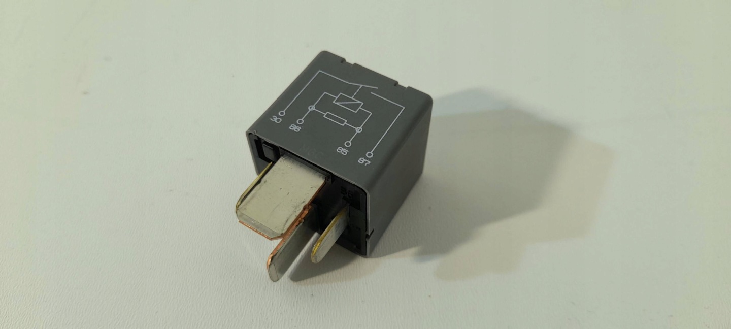 Mercedes-Benz E W213 relay A0009822923 (P312)