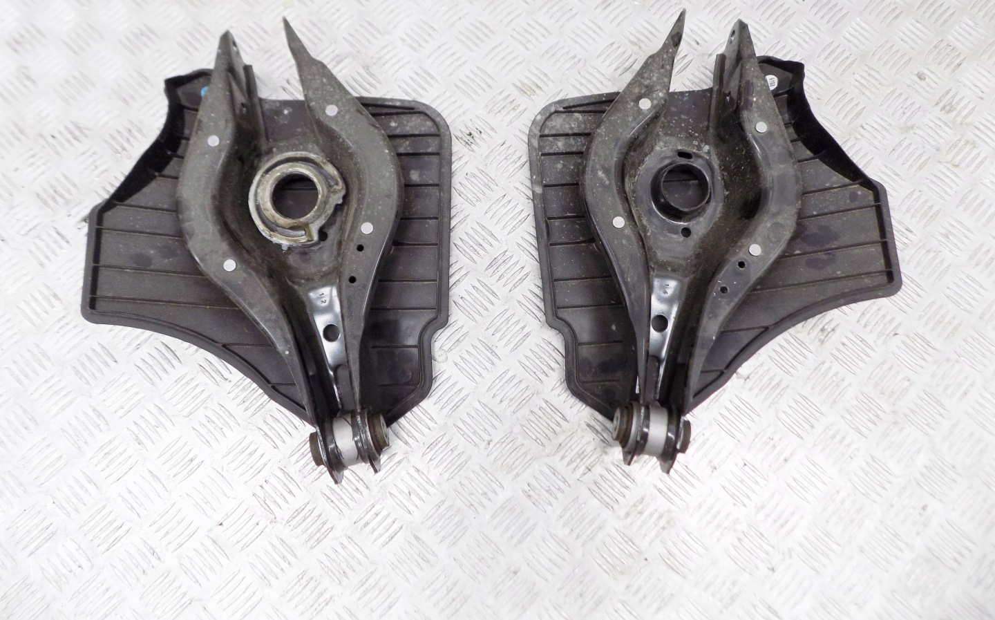 BMW G20 G21 G29 Querlenker heck Blende Abdeckung 6886448