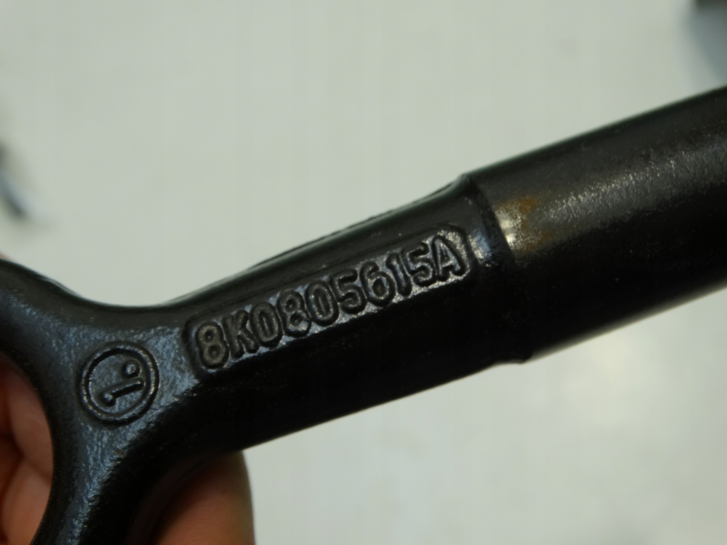 UCHO tow NAPRAWCZY front AUDI SKODA VW 8K0805615A