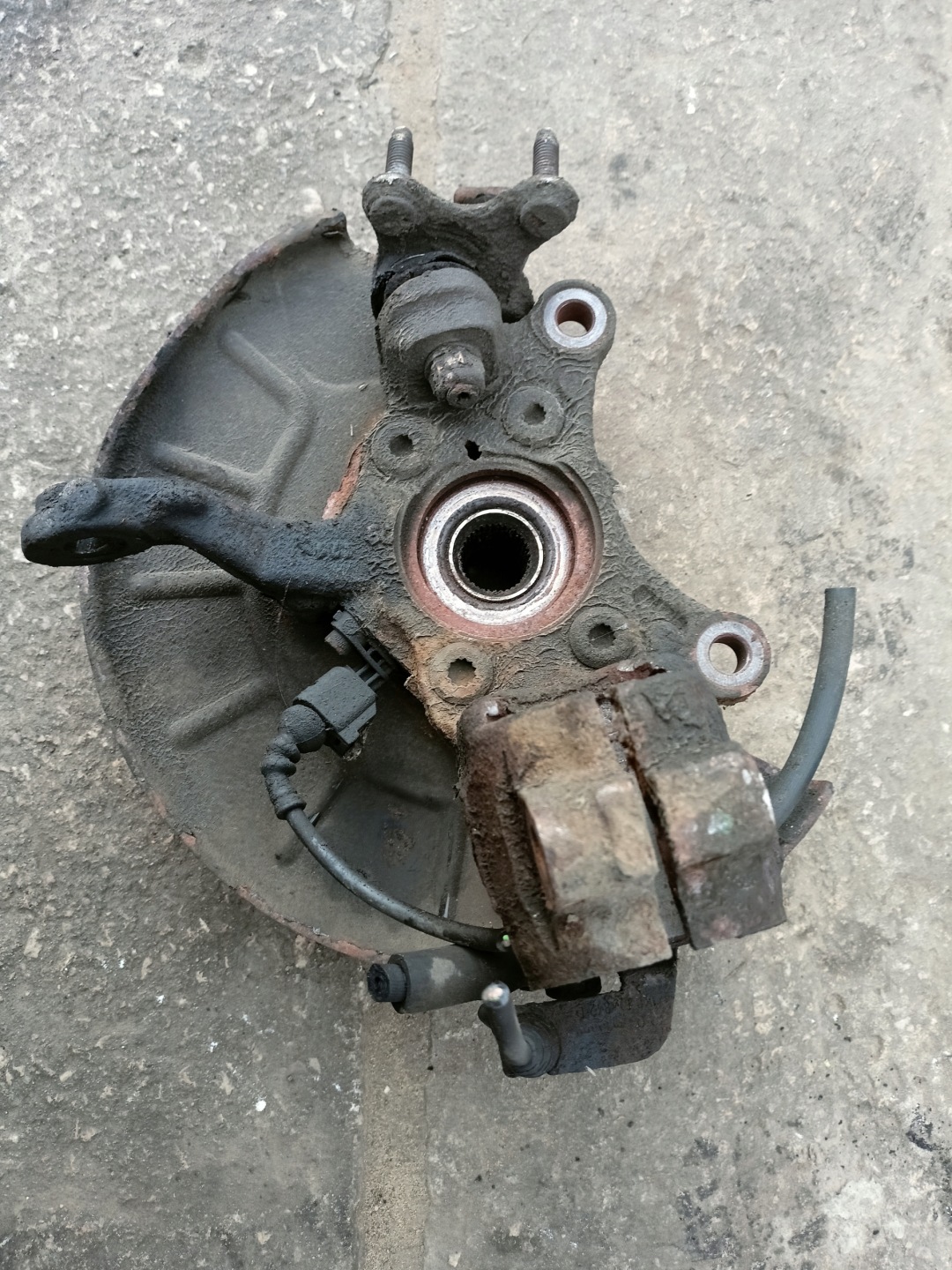 otoč z čepu pravý předek audi a3 8p 1.4