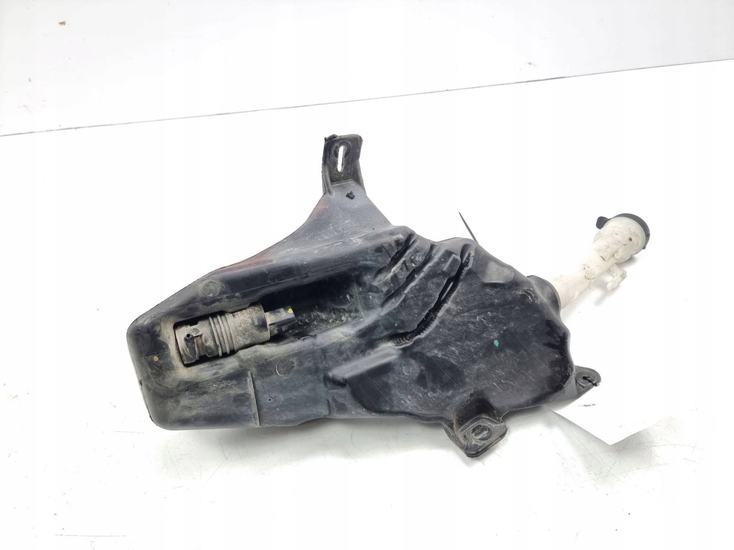 washer fluid tank 13260579 CHEVROLET CRUZE