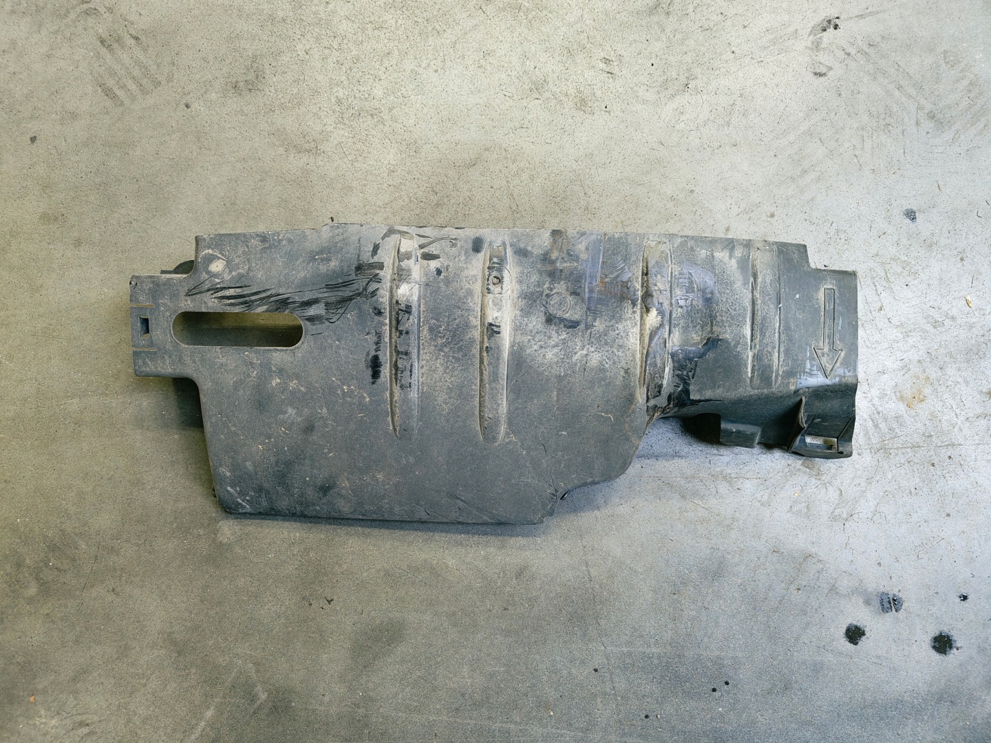 MERCEDES BENZ CLA C118 Blende Abdeckung des Querlenkers A2473523100