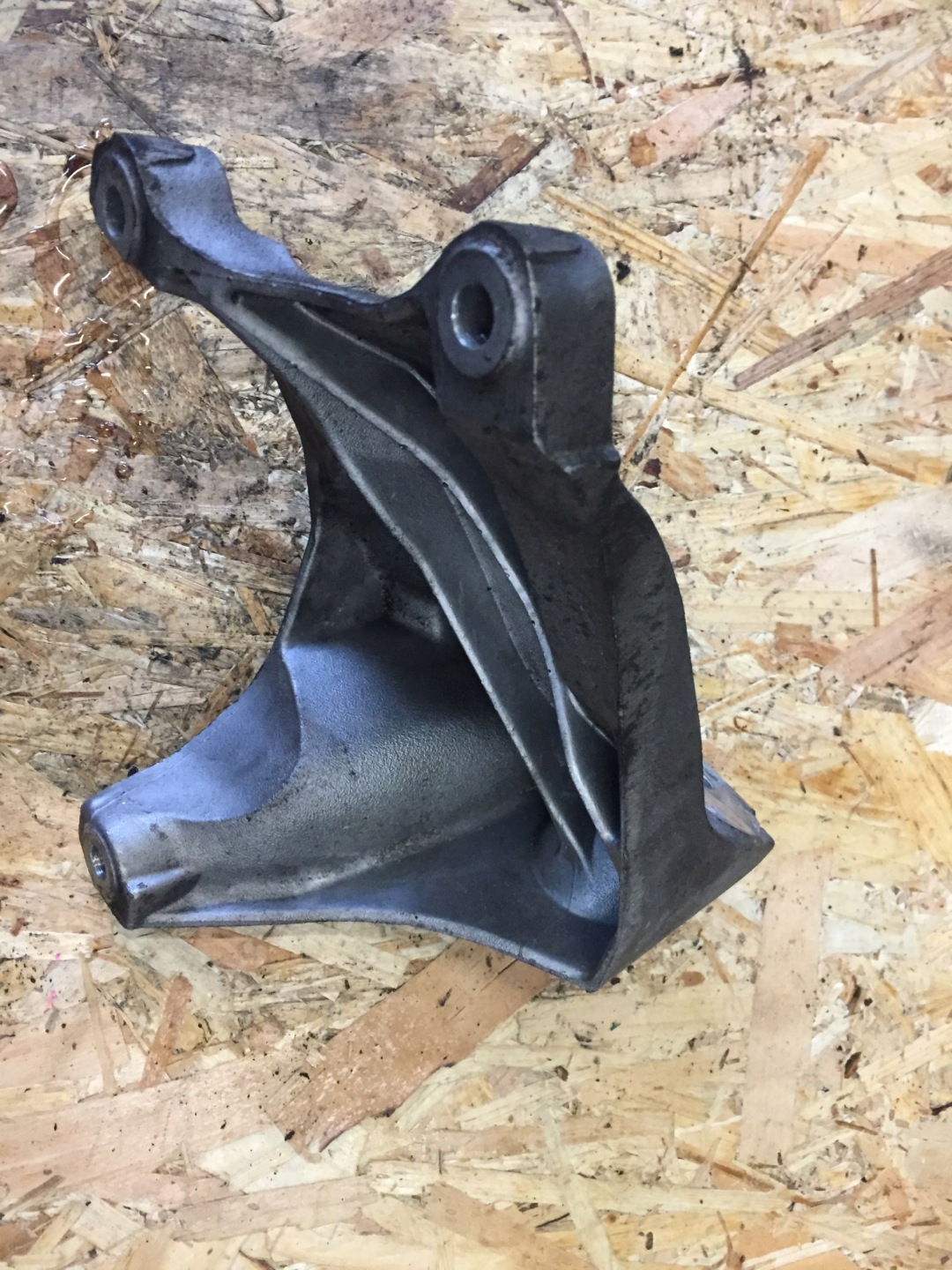 AUDI Q7 TOUAREG holder engine mount 7L8199308B
