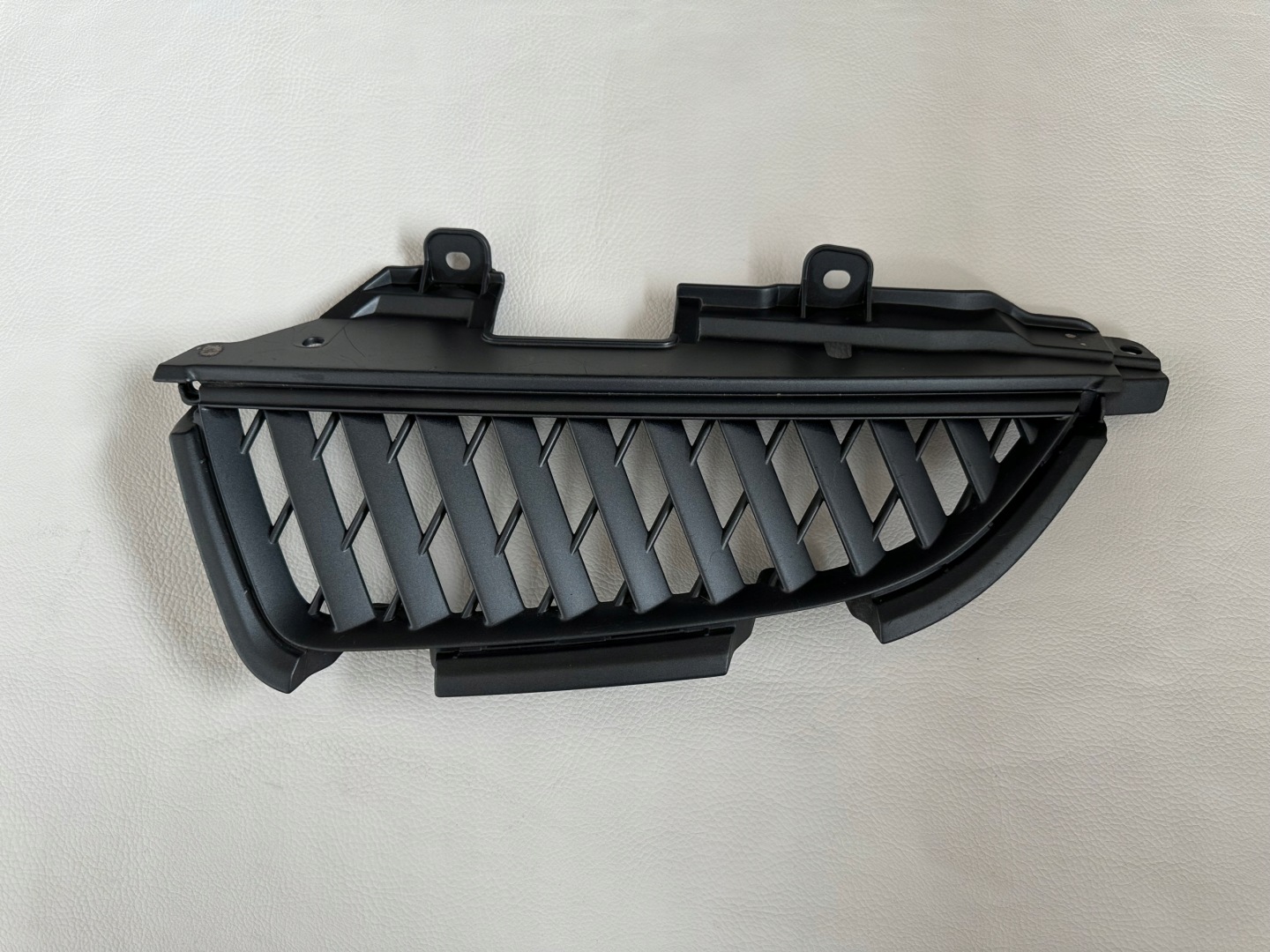 Mitsubishi Grandis grid of a bumper front MN145455