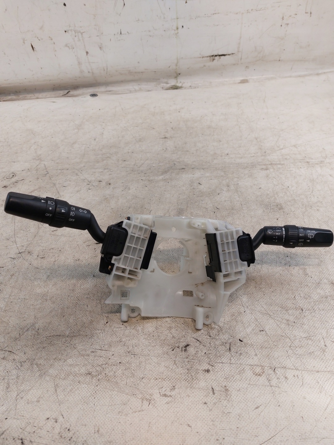 steering wheel levers and controls MAZDA 5