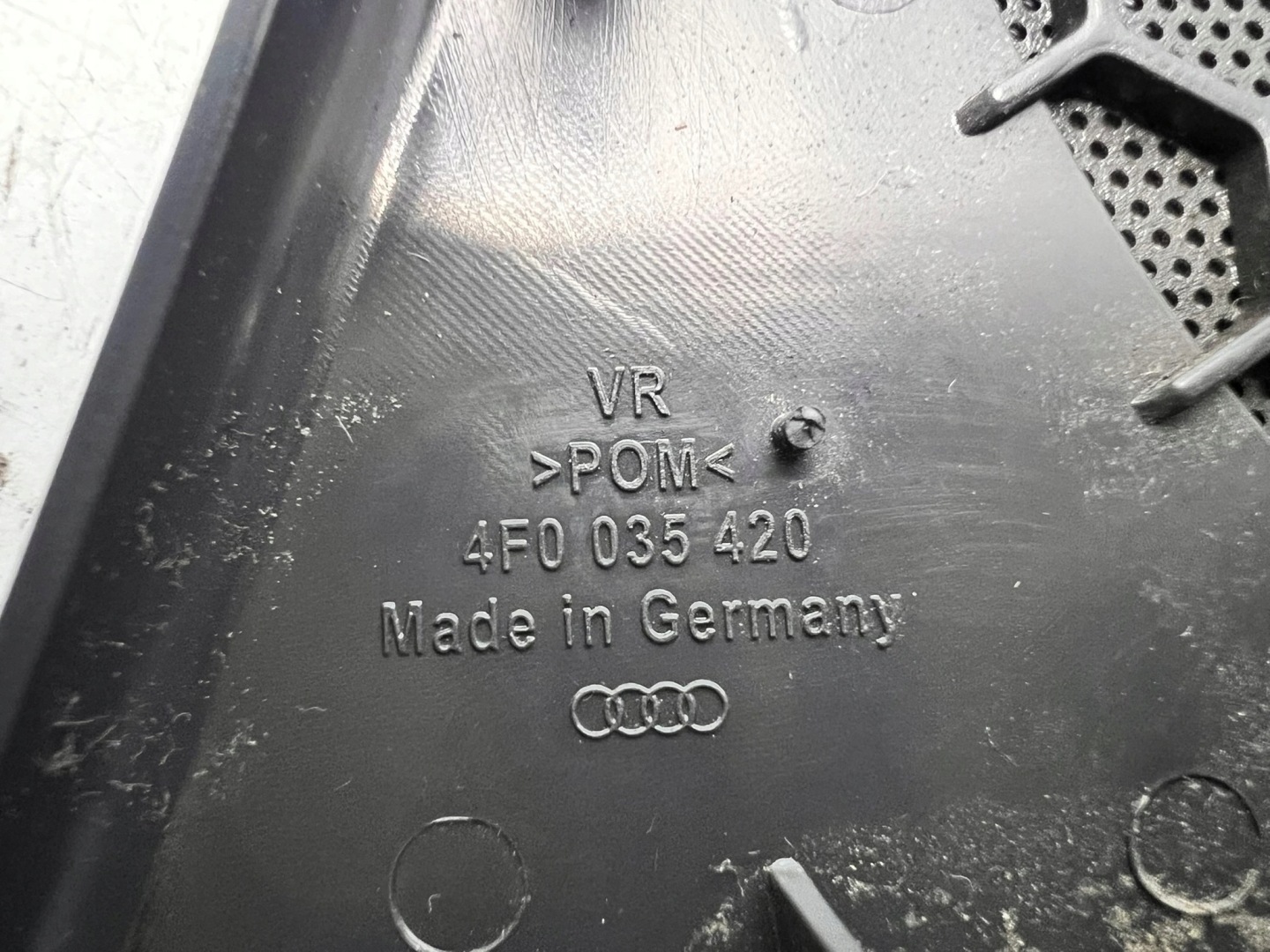 krycí repráku pravý předek AUDI A6 C6 4F0035420 cierna