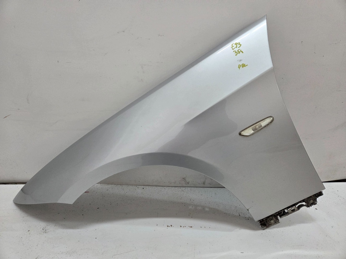 sárvédő bal első BMW E92 E93 TITANSILBER 354/7