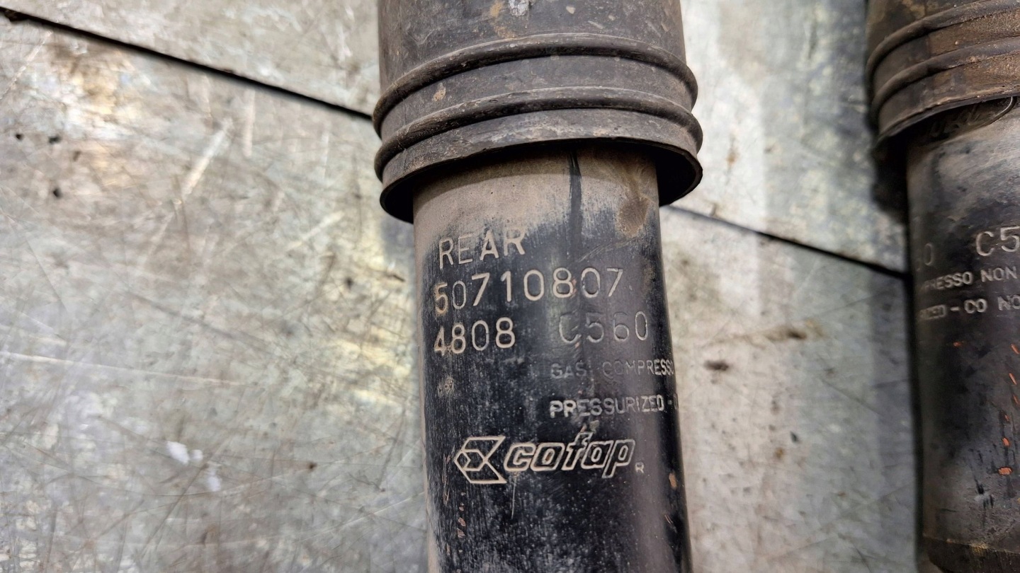 STOSSDÄMPFER RECHTS LINKS HECK KPL FORD KA MK2