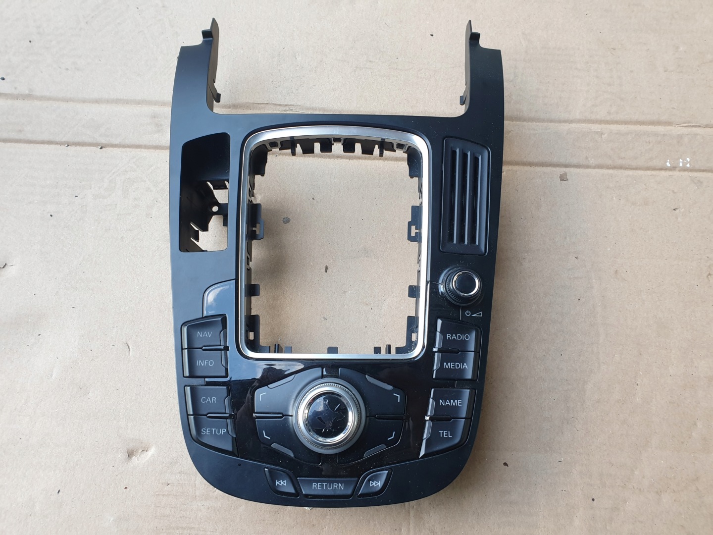 PANEL Navigation Moyenne AUDI A4 B8 2008- 8T0919609