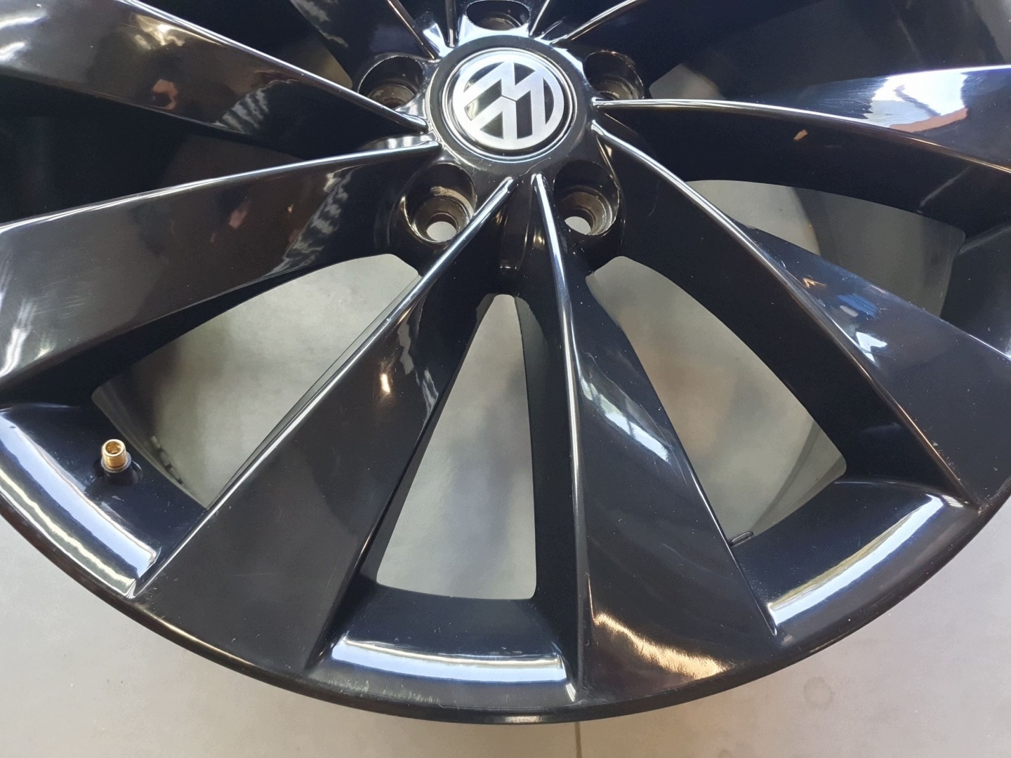 Volkswagen PASSAT CC disk 19 cierna YSM330 et45