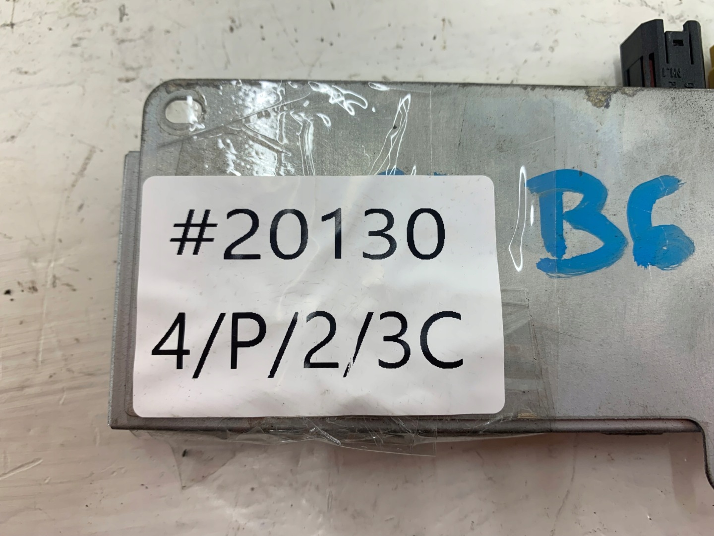 AUDI A4 B6 B7 module antenna amplifier 8E9035225B