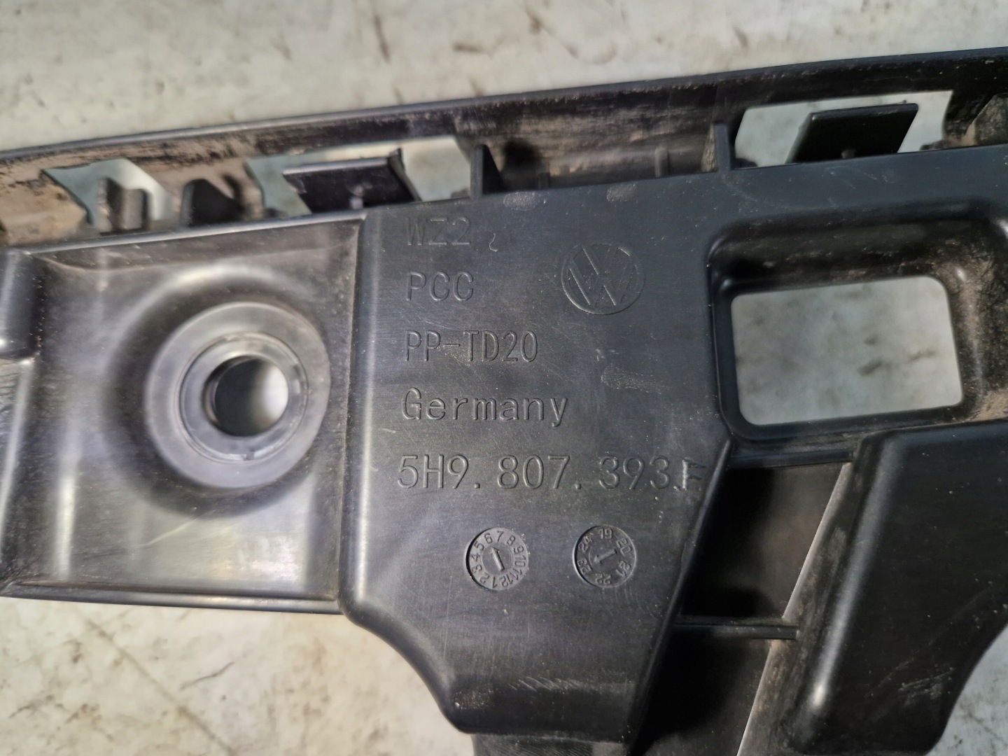 bumper bracket left rear part GOLF VIII KOMBI 5H9807393F