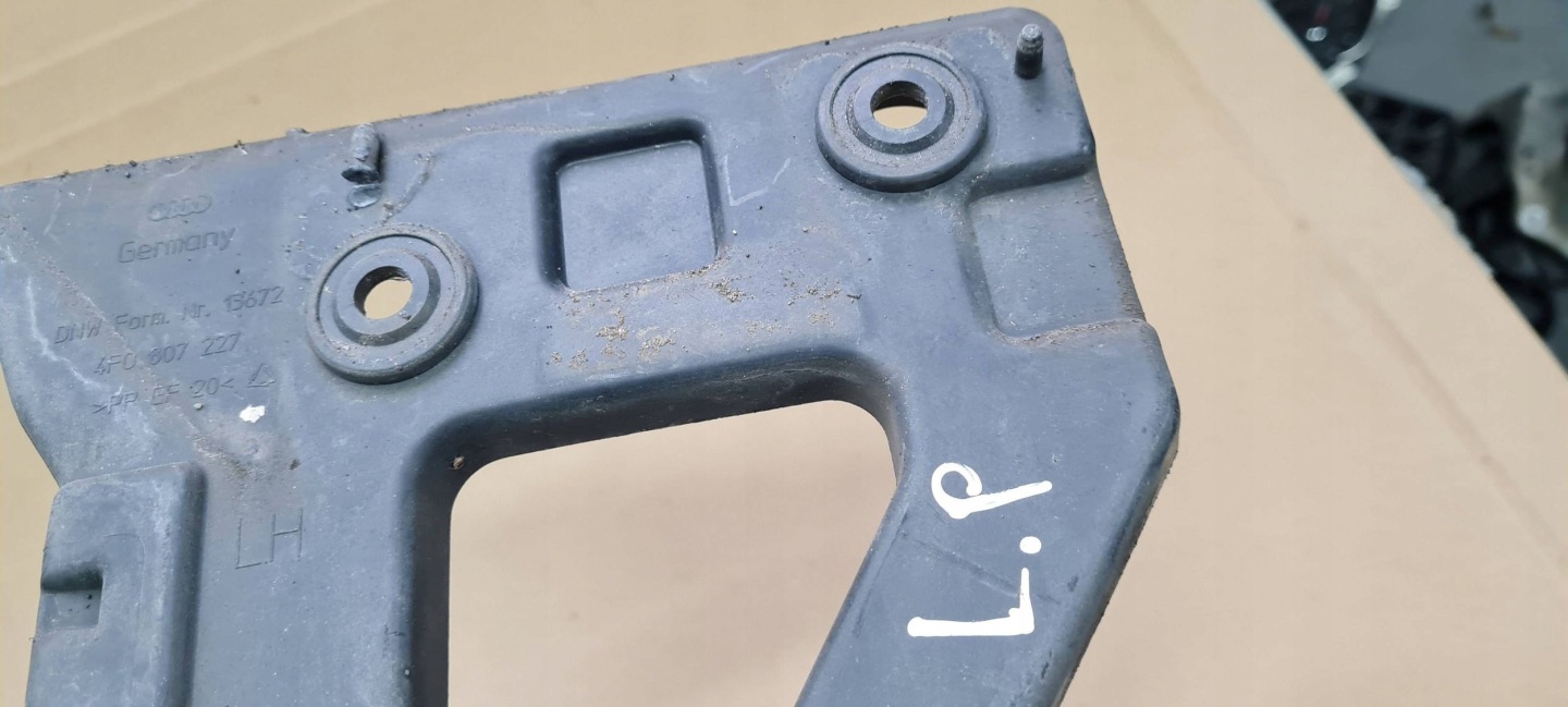 A6 C6 LIFT Support Poignée Support plaque Pare choc Gauche Avant 4F0807227