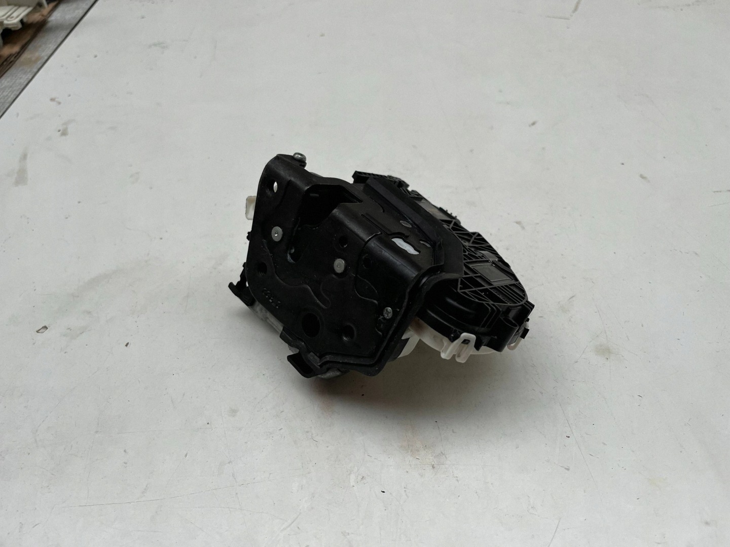 AUDI A4 B9 lock door right front 8X1837016D @M