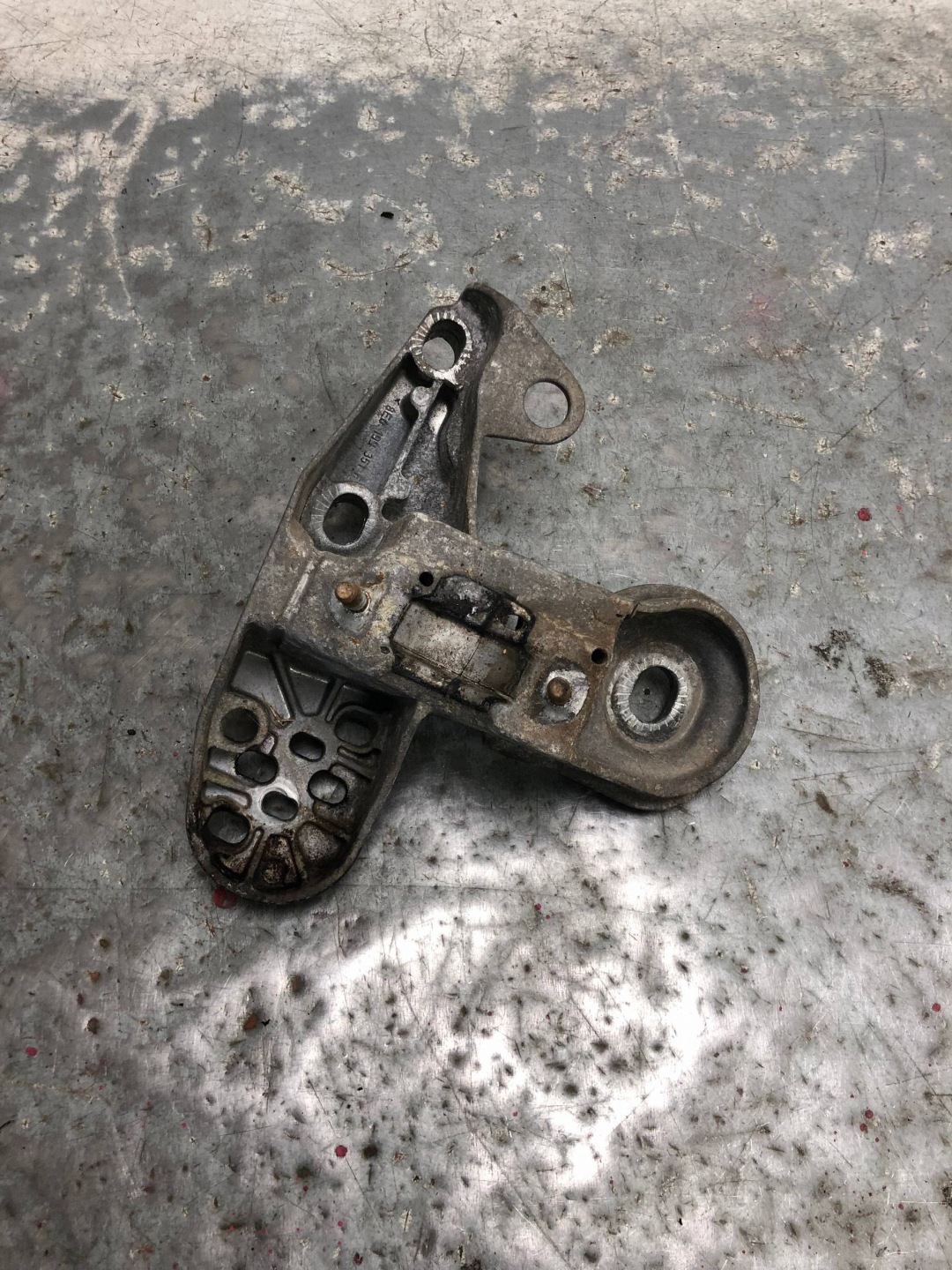 holder engine mount AUDI A4 B7 8E0199351F