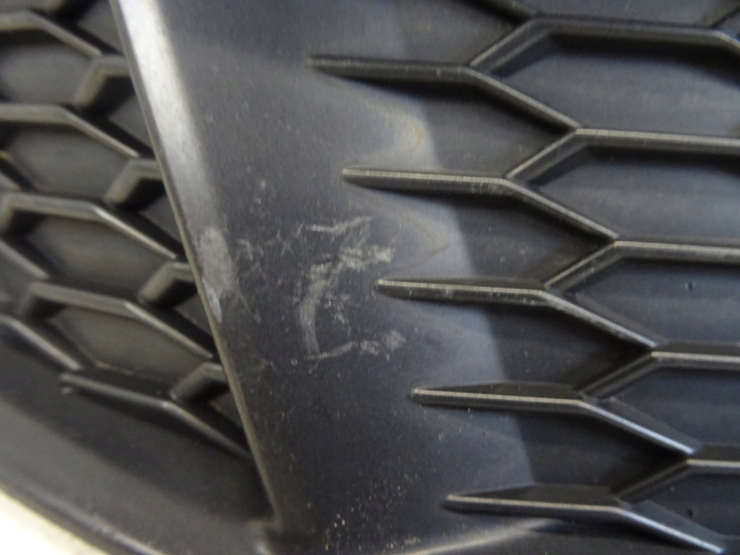 grid of a bumper front front right A4 S4 B9 S-LINE 8W0807682K