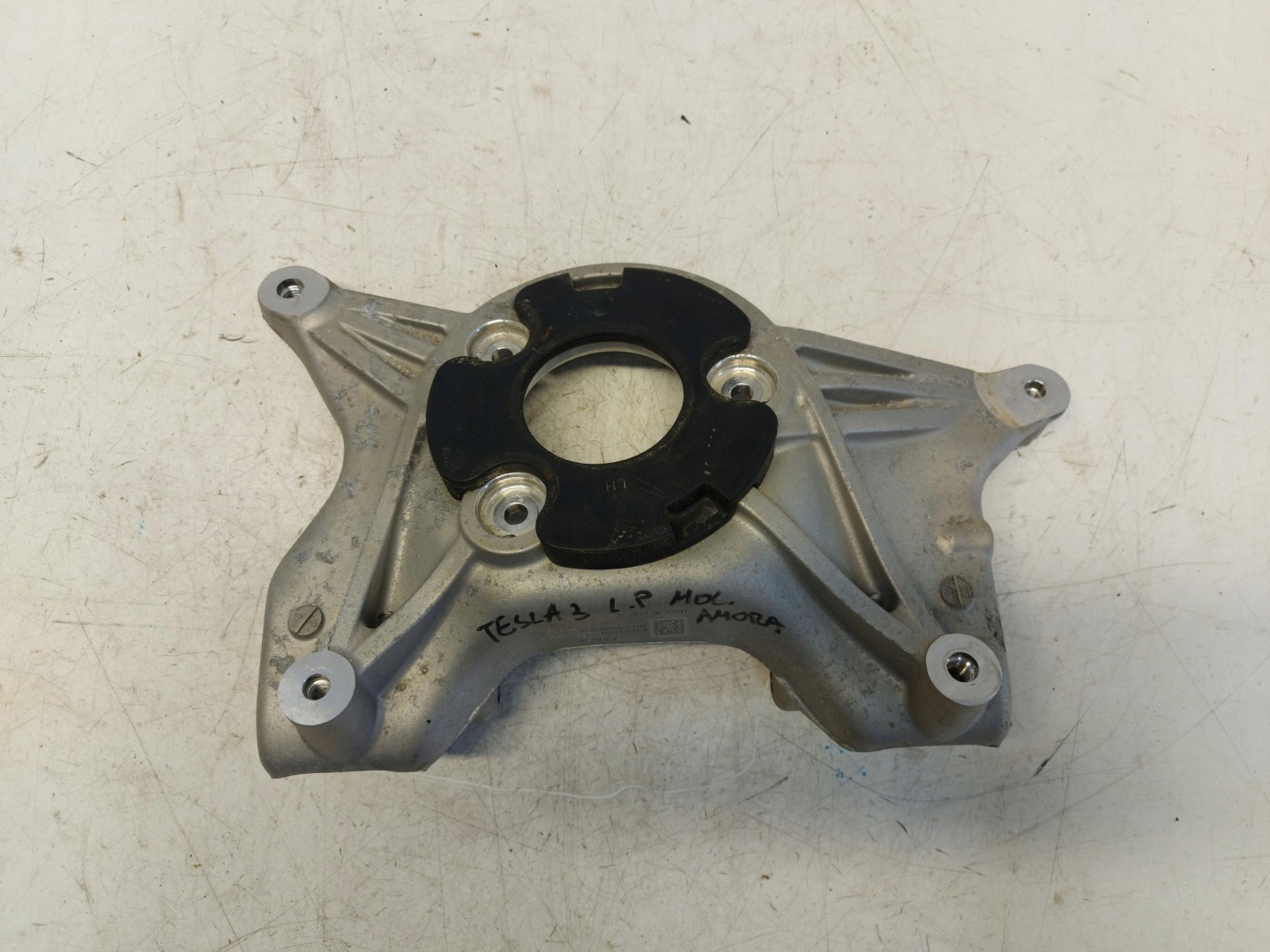 TESLA MODEL 3 holder wahaczy left upper 1044032-00-c