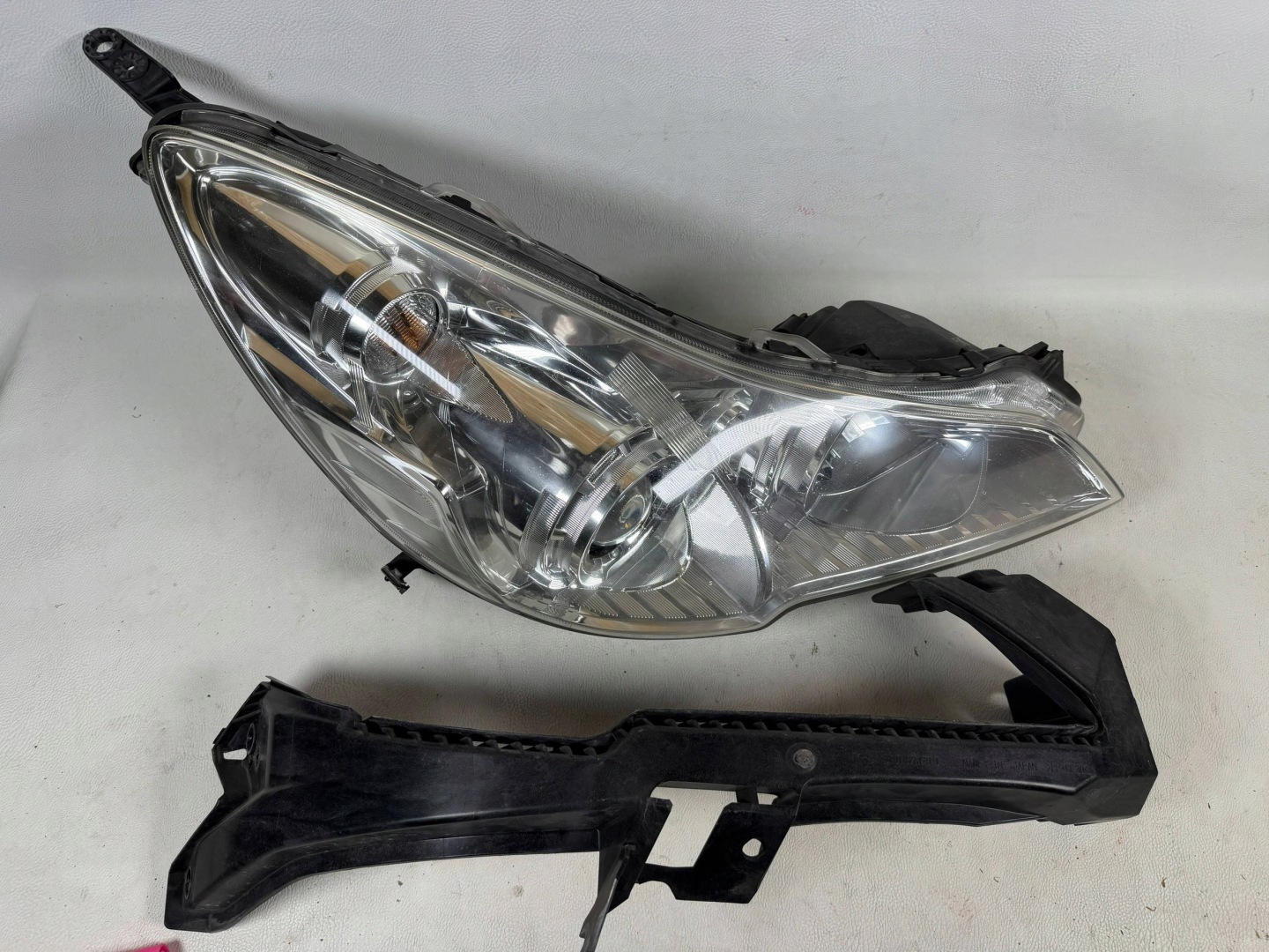Subaru Outback light right Xenon 09- support front front