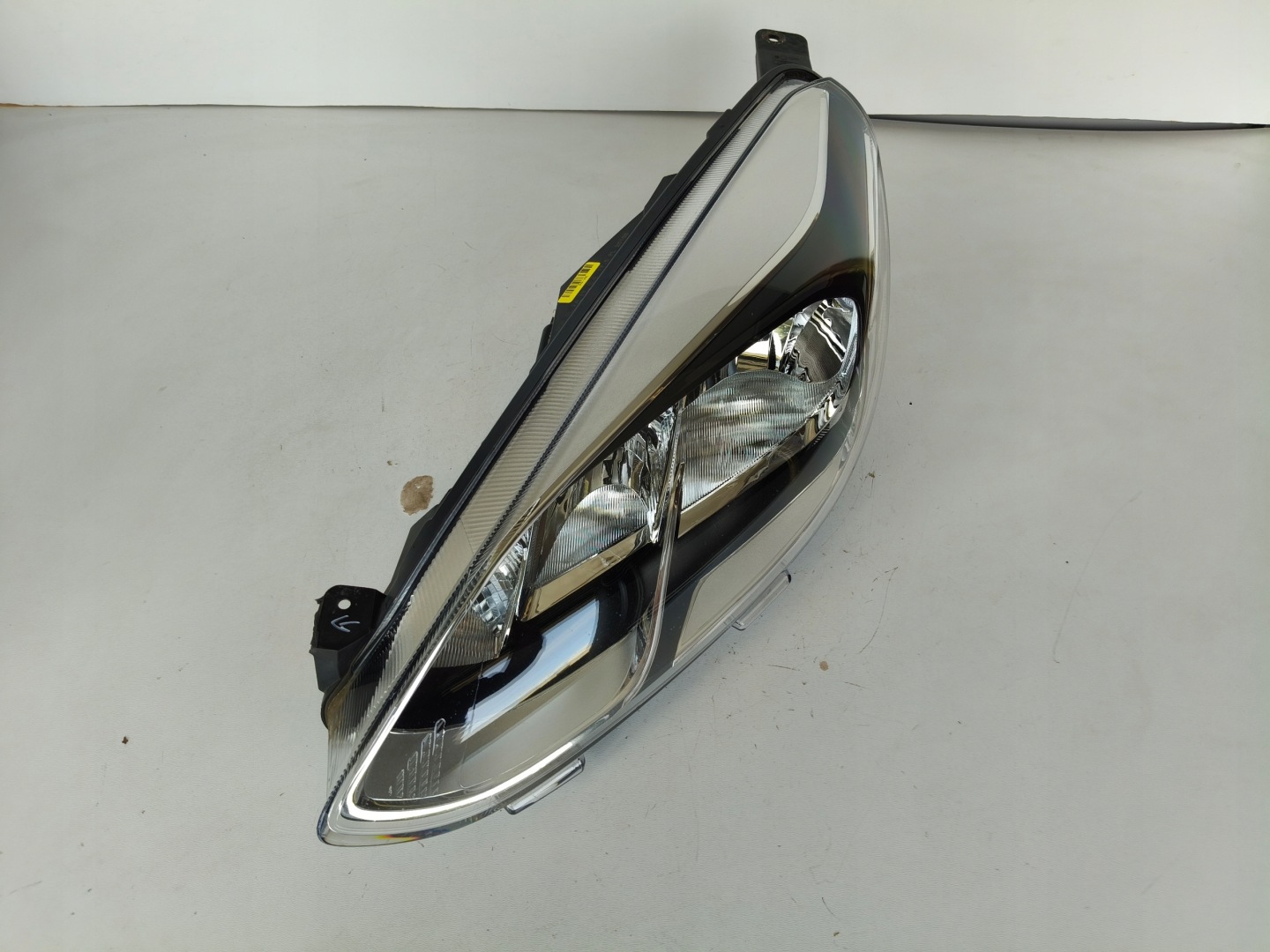 light left REFLEKTOR FORD FIESTA MK8 17