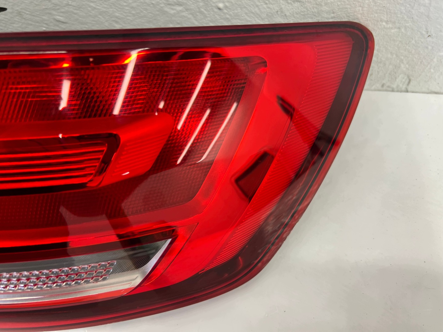 AUDI A4 B9 AVANT KOMBI light rear part left right KOMPLET EUROPA nice