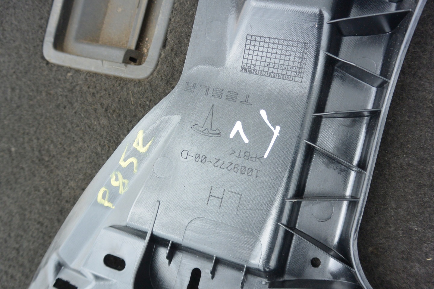 holder upholstery SLUPKA right left TESLA S