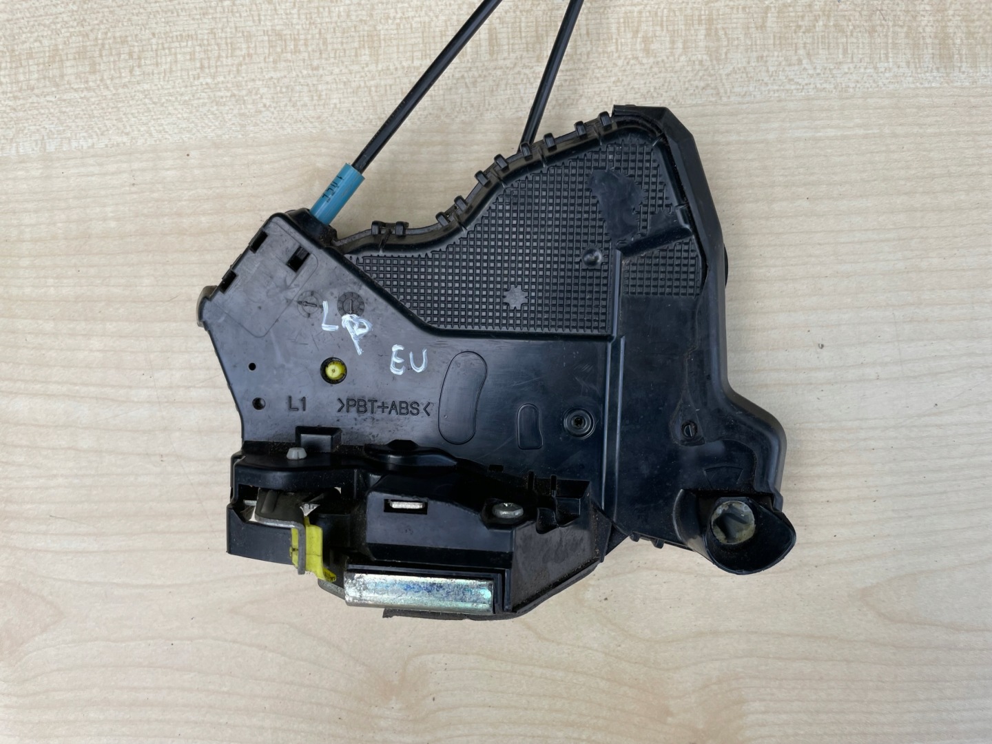 lock door left front LEXUS CT200 H 6PIN EUROPA