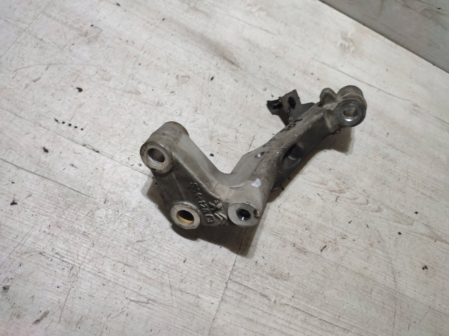 Peugeot 308 2019 front side right arm front