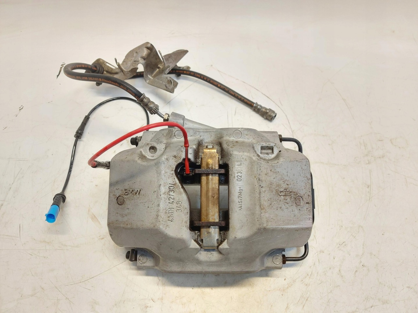 BMW G21 třmen brzdový předek levý