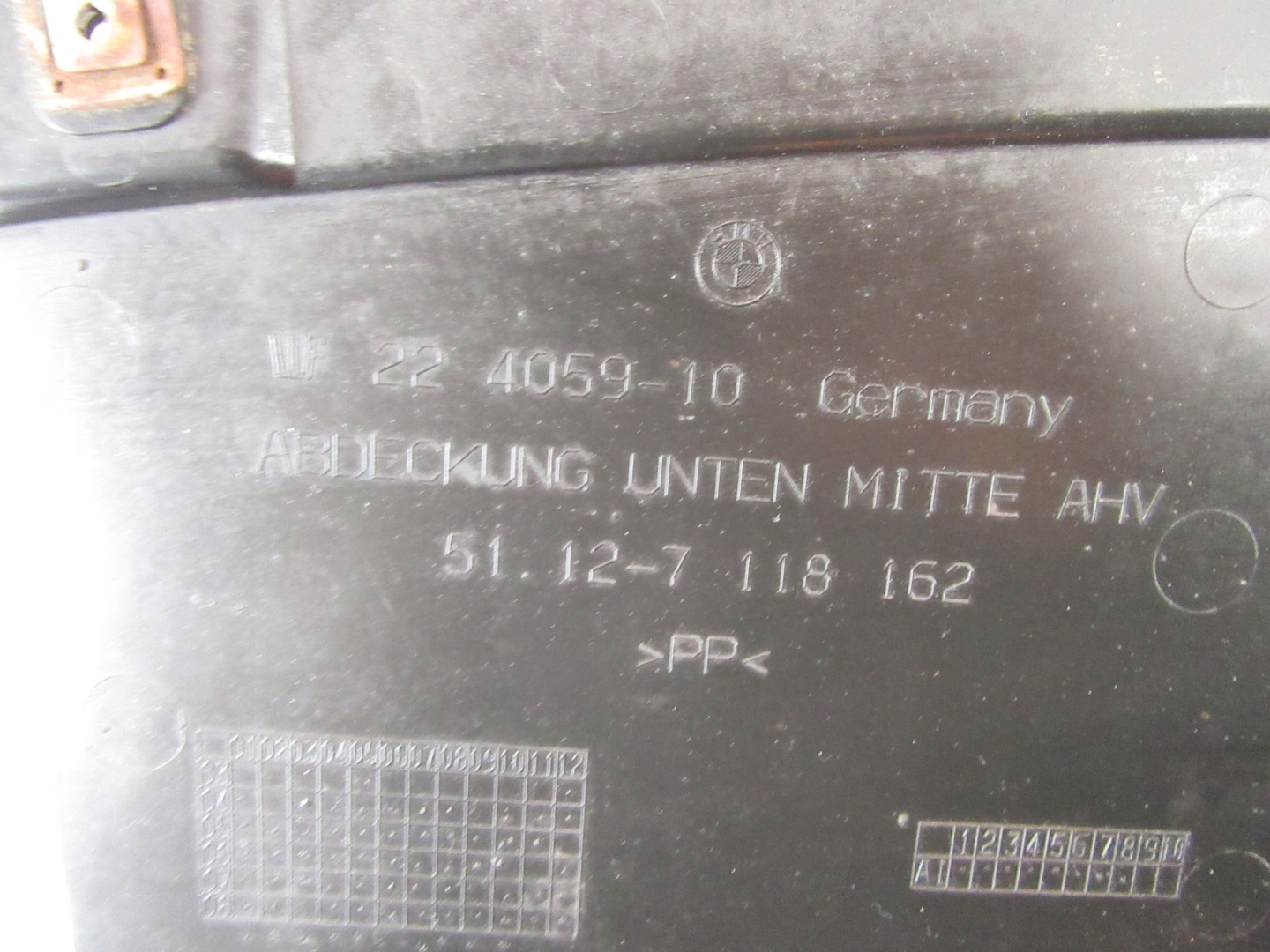 Blende Abdeckung Unterfahrschutz untere der Stoßstange mitte AHK BMW e81 e82 e87 e88