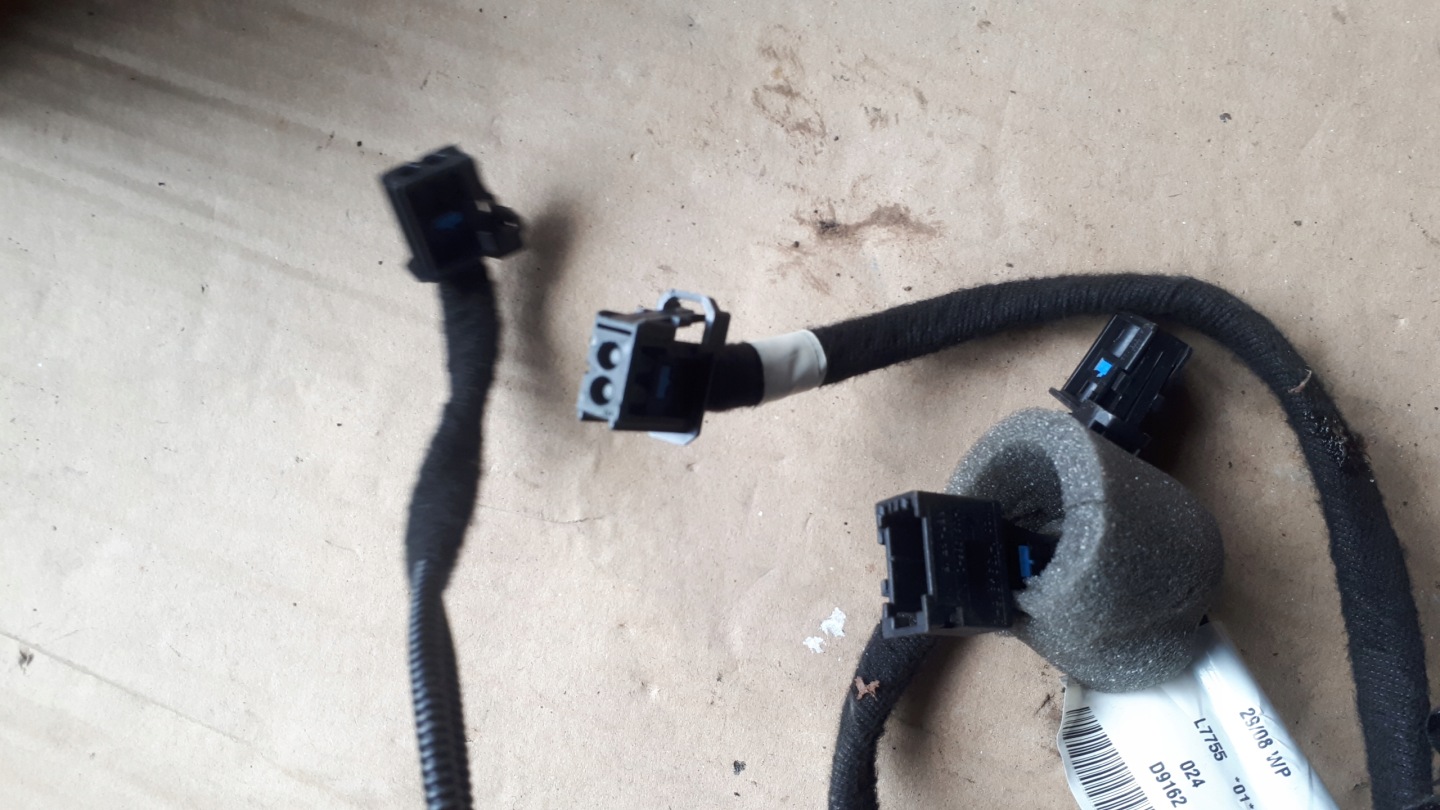 S4 B8 A4 SWIATLOWOD KABEL connecting spoiler ZLACZE 8F001061
