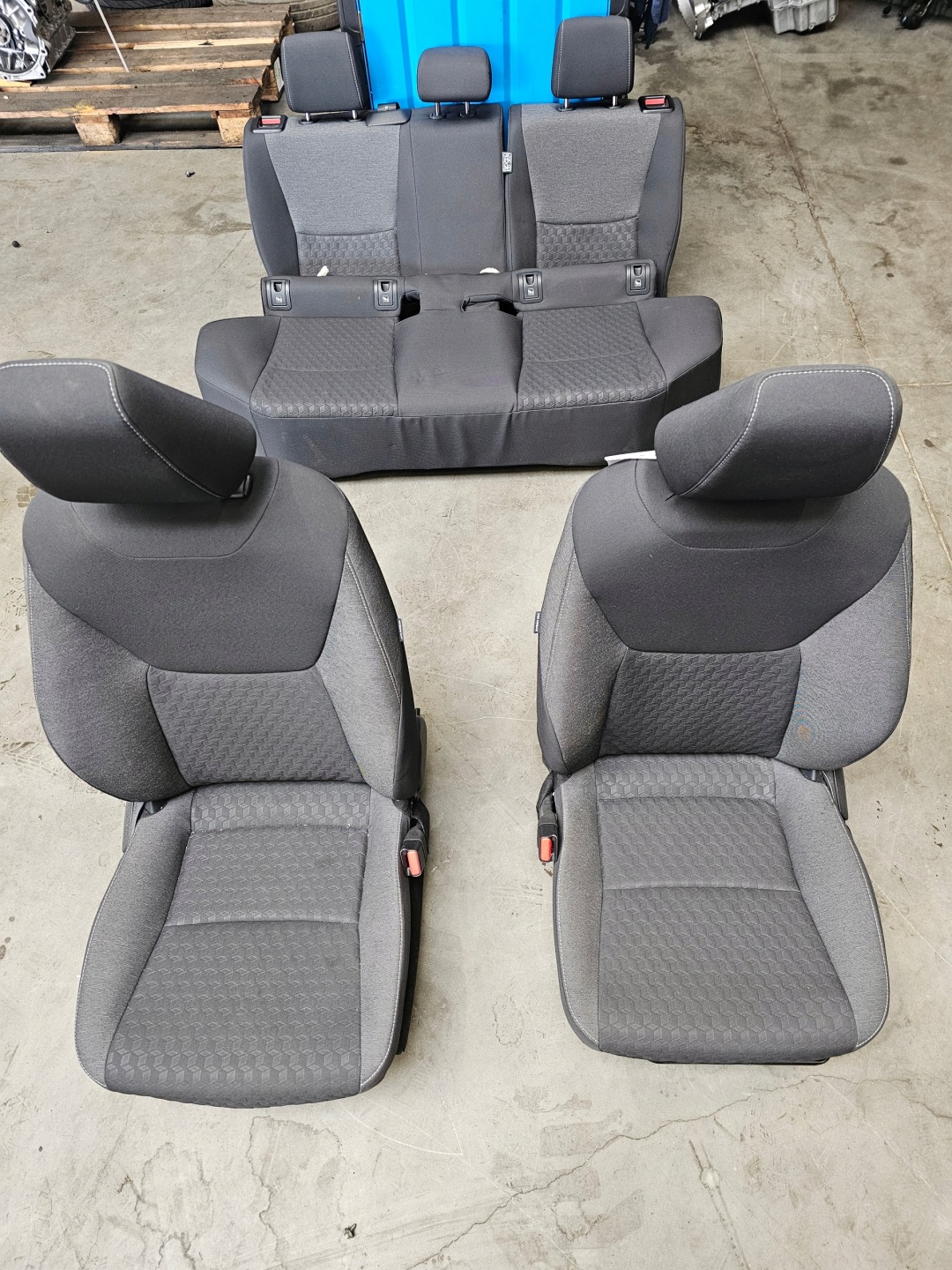 TOYOTA YARIS IV Sitze mitte
