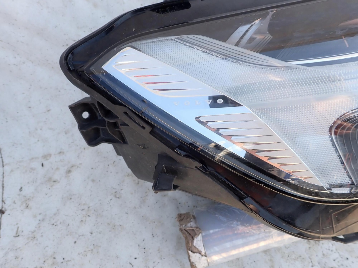 VOLVO XC60 II 2 17-> light front front right