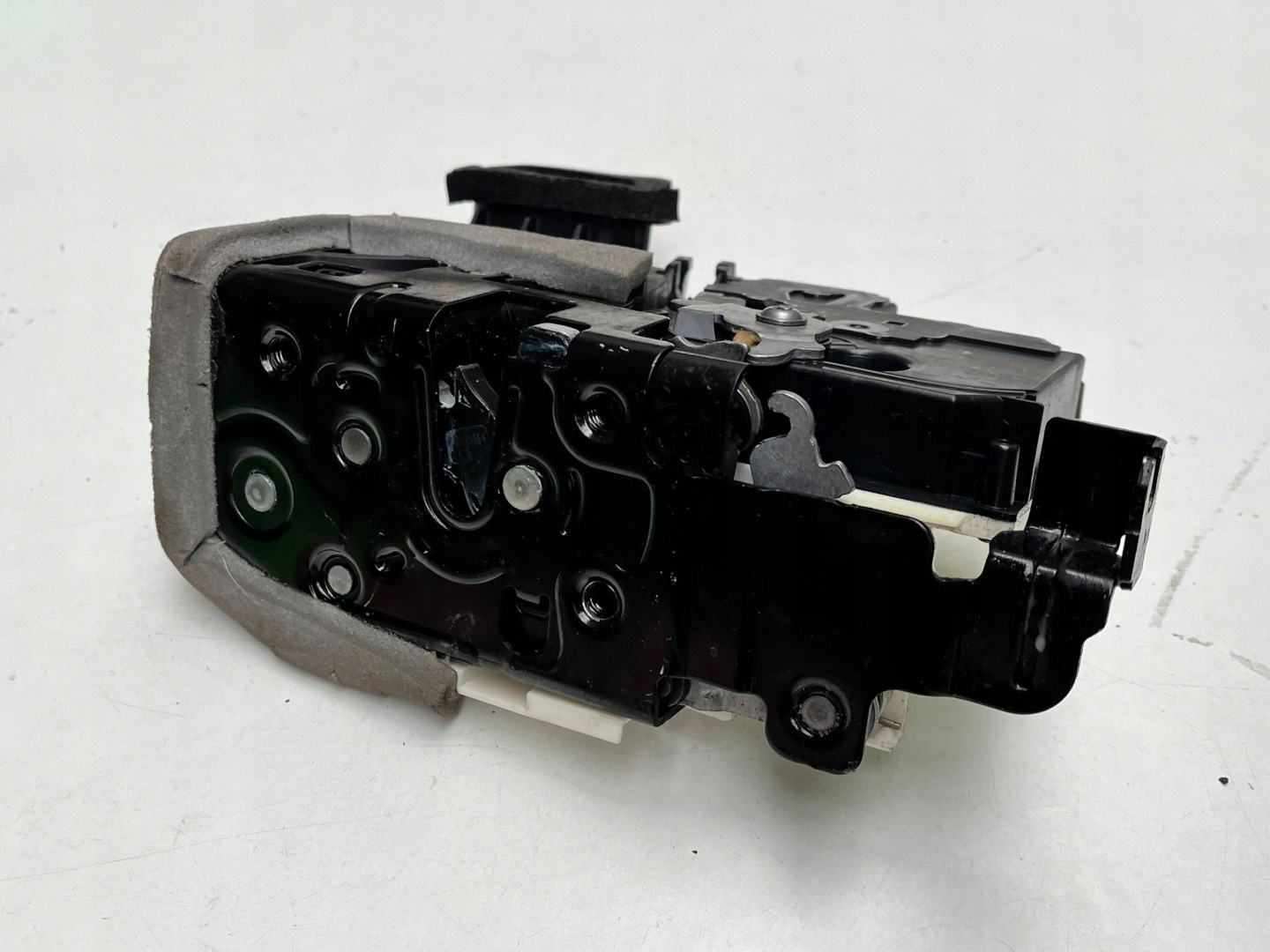 AUDI A6 C8 lock door left rear part 4K0839015R !J