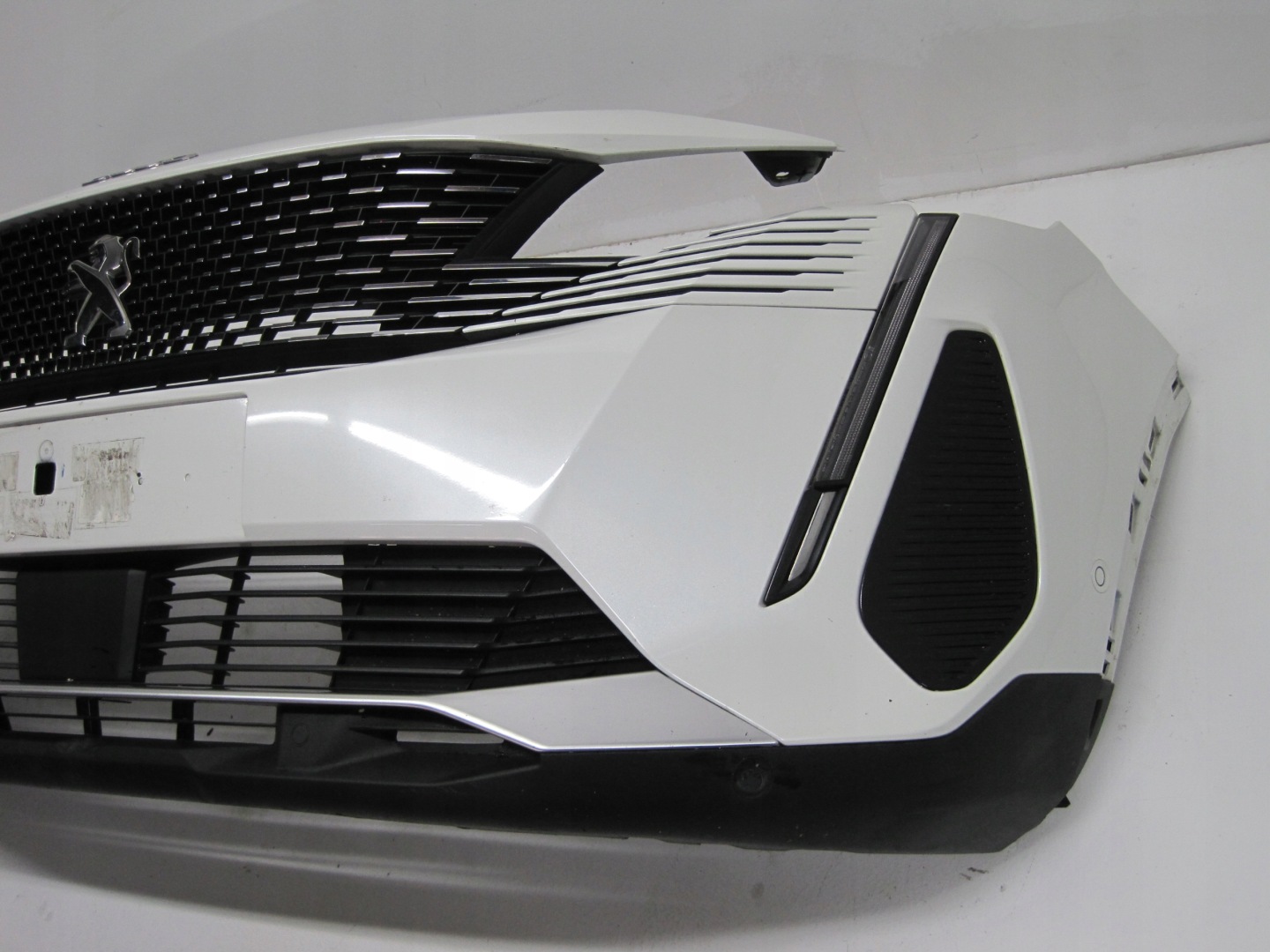 bumper front PEUGEOT 3008 II 6 PDC front