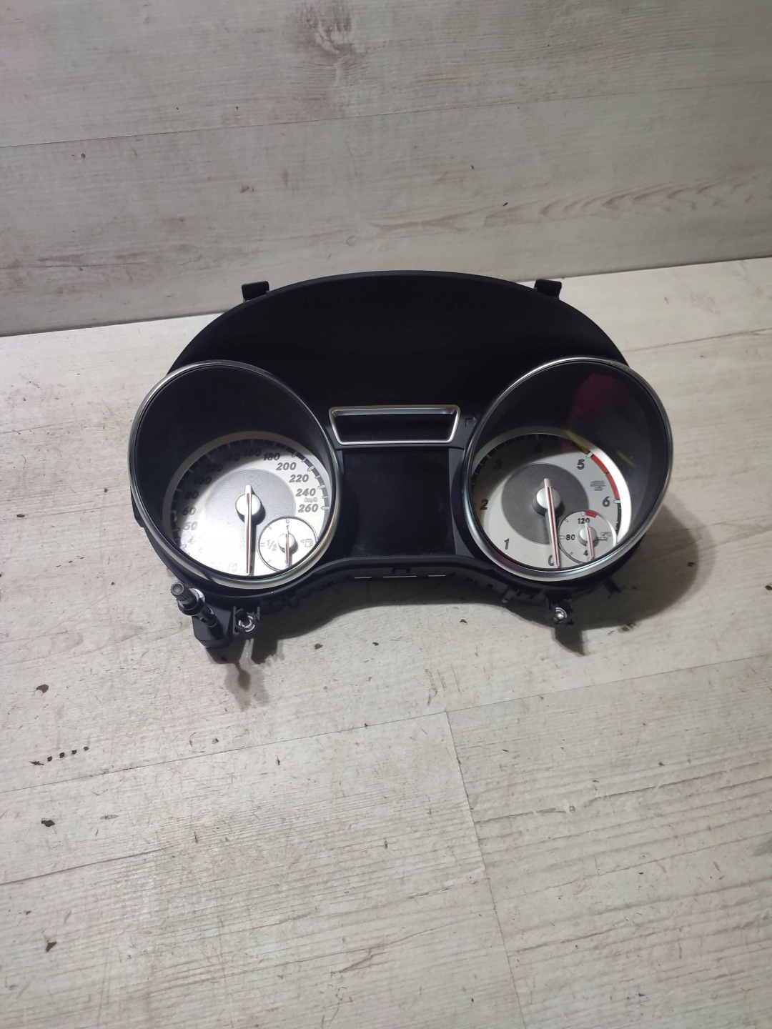 Mercedes-Benz GLA W156 2015 dials / Predkosciomierz