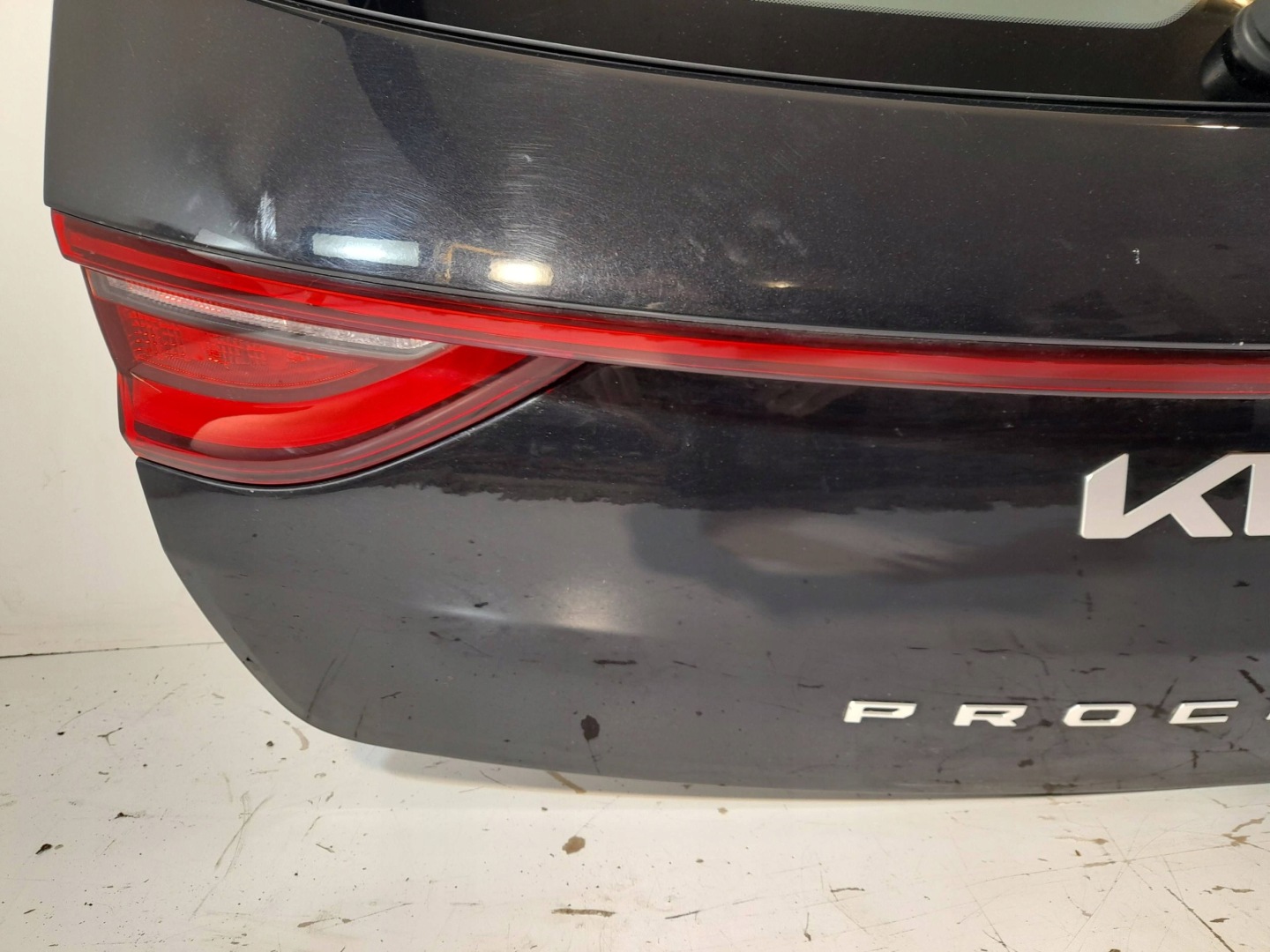 Kia Pro Ceed III trunk door boot (H210)