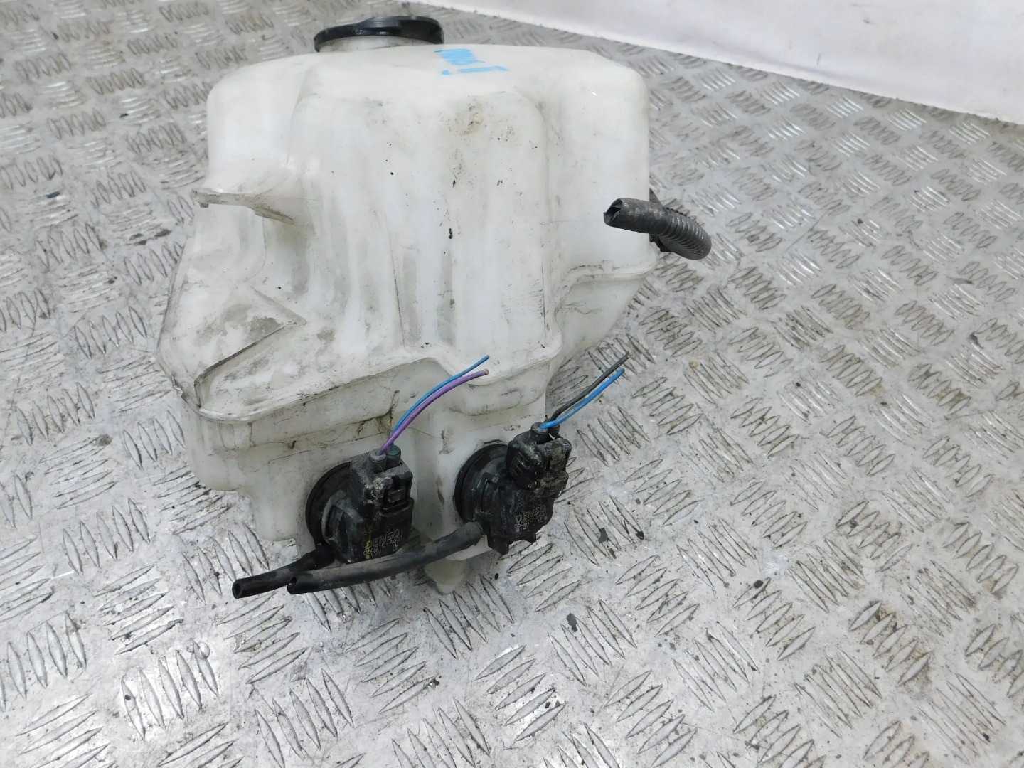 washer fluid tank TOYOTA PRIUS II