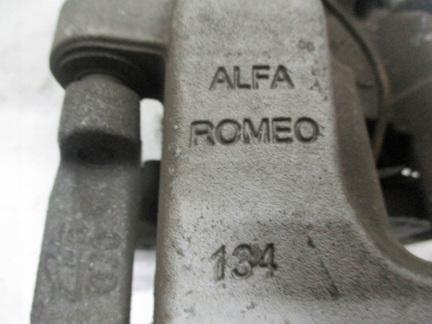 caliper calipers ALFA ROMEO STELVIO 2,0i 17R rear part rear.