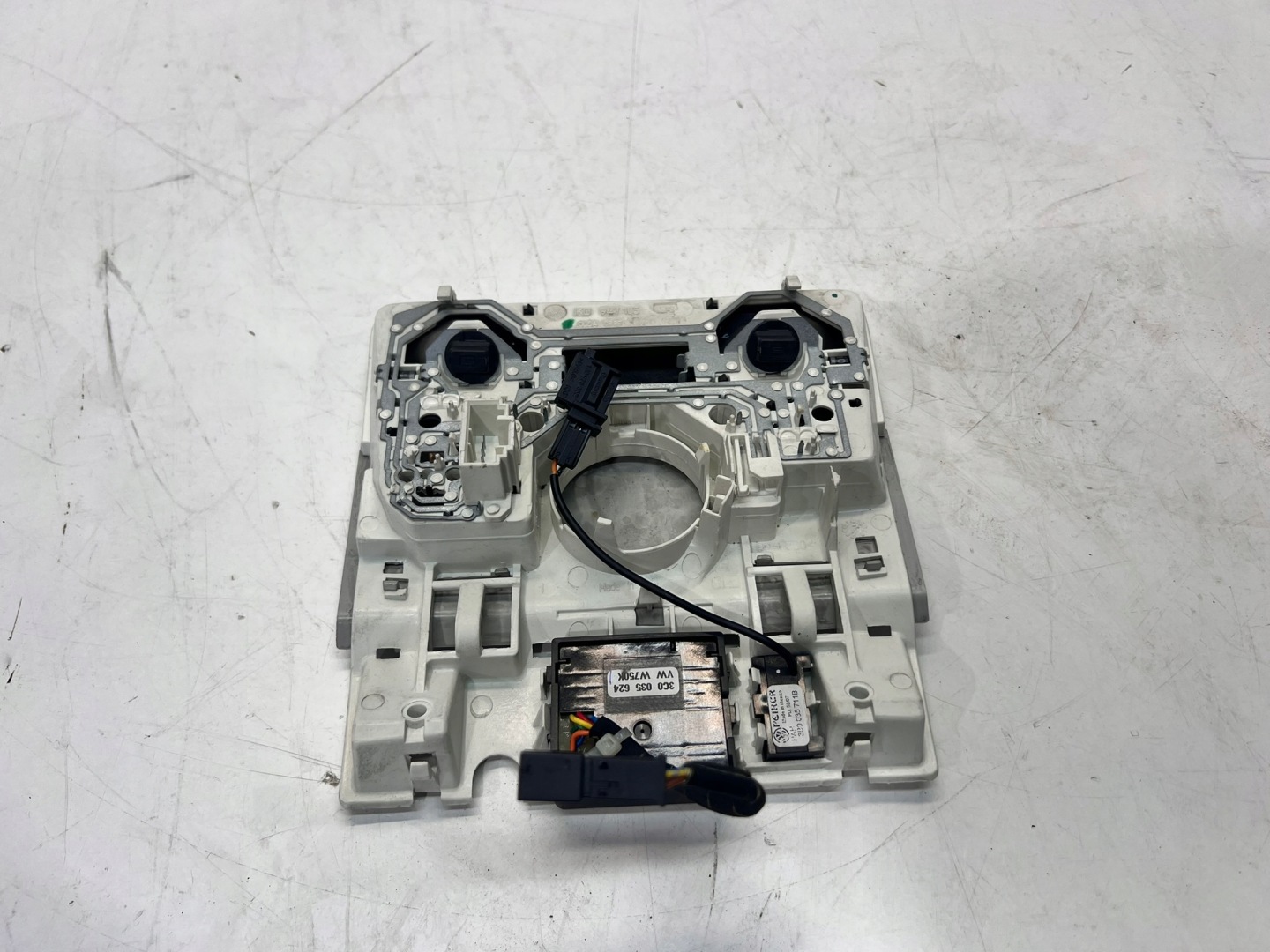 light OSWIETLENIE cabs VW TIGUAN 1K0947105