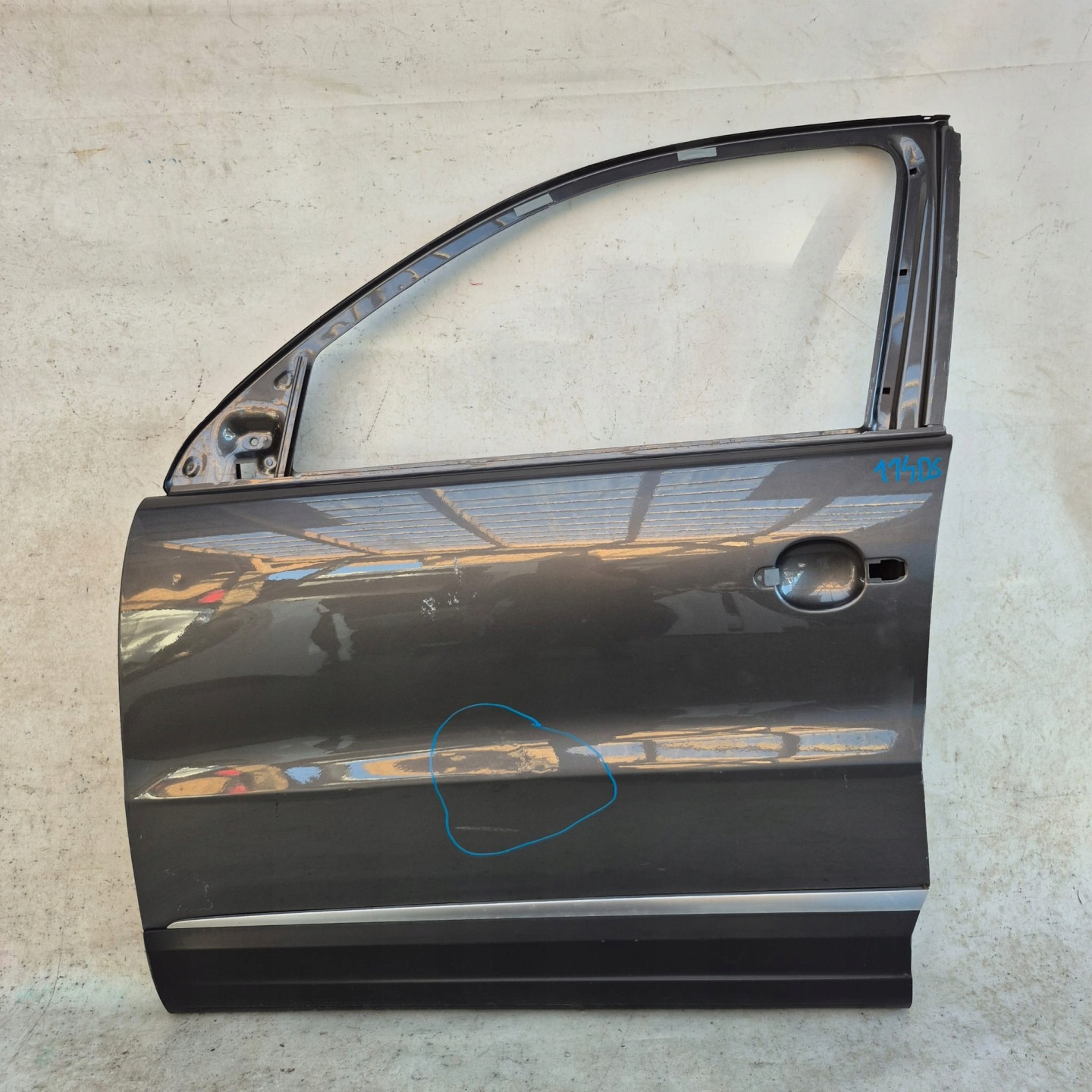 VW TIGUAN and 1 LIFT 10-16 door front front left