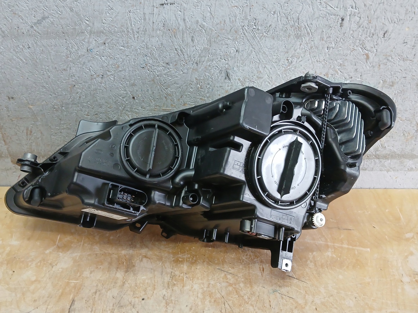light front right MERCEDES E KLASA W207 BI XENON COUPE CABRIO positioning