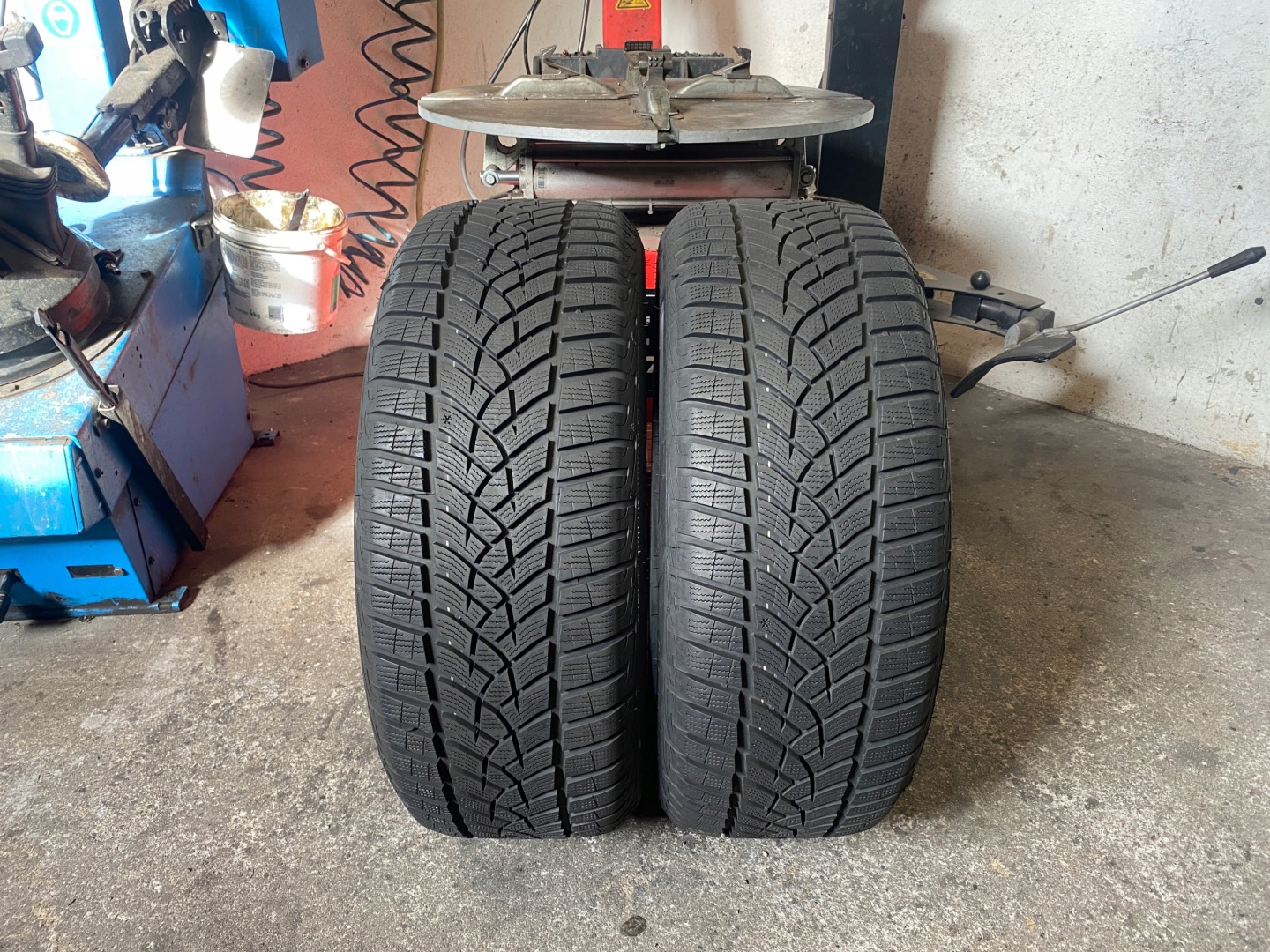 2 tyres winter 225/55R17 GOODYEAR Ultra Grip Performance + 7,5mm